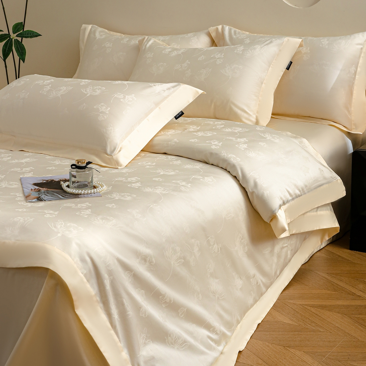 91家纺网 家纺一手货源 找家纺 洺兰家居 2025新款60支全棉新疆棉大提花拼角款四件套长绒棉贴边床单床笠床上用品套件专版（控价标准245加大260床笠255） 赫本-奶白