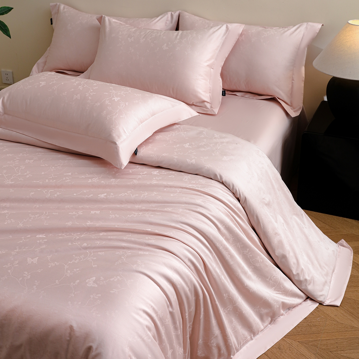 91家纺网 家纺一手货源 找家纺 洺兰家居 2025新款60支全棉新疆棉大提花拼角款四件套长绒棉贴边床单床笠床上用品套件专版（控价标准245加大260床笠255） 梦蝶-浅粉