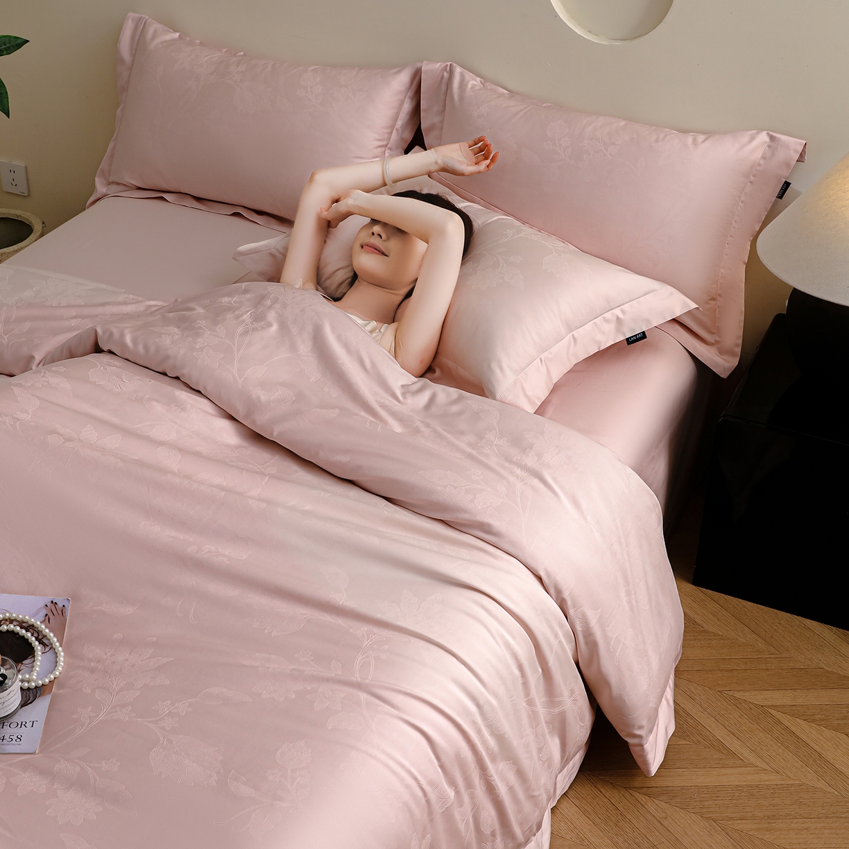 91家纺网 家纺一手货源 找家纺 洺兰家居 2025新款60支全棉新疆棉大提花拼角款四件套长绒棉贴边床单床笠床上用品套件专版（控价标准245加大260床笠255） 苏菲-浅粉
