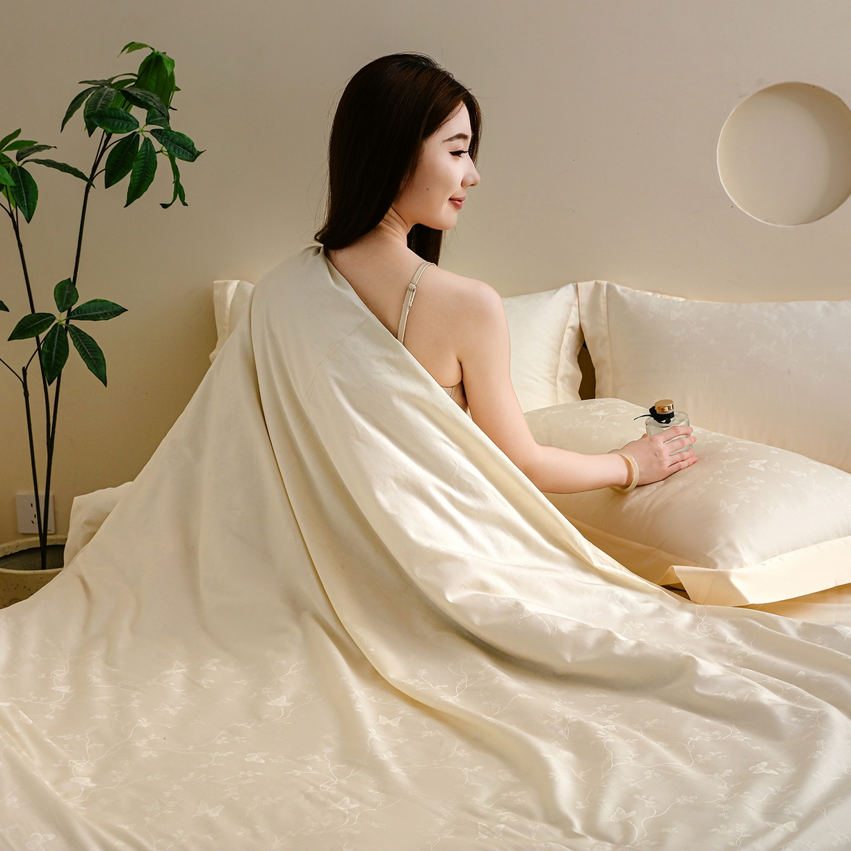 91家纺网 家纺一手货源 找家纺 洺兰家居 2025新款60支全棉新疆棉大提花拼角款四件套长绒棉贴边床单床笠床上用品套件专版（控价标准245加大260床笠255） 梦蝶-奶白