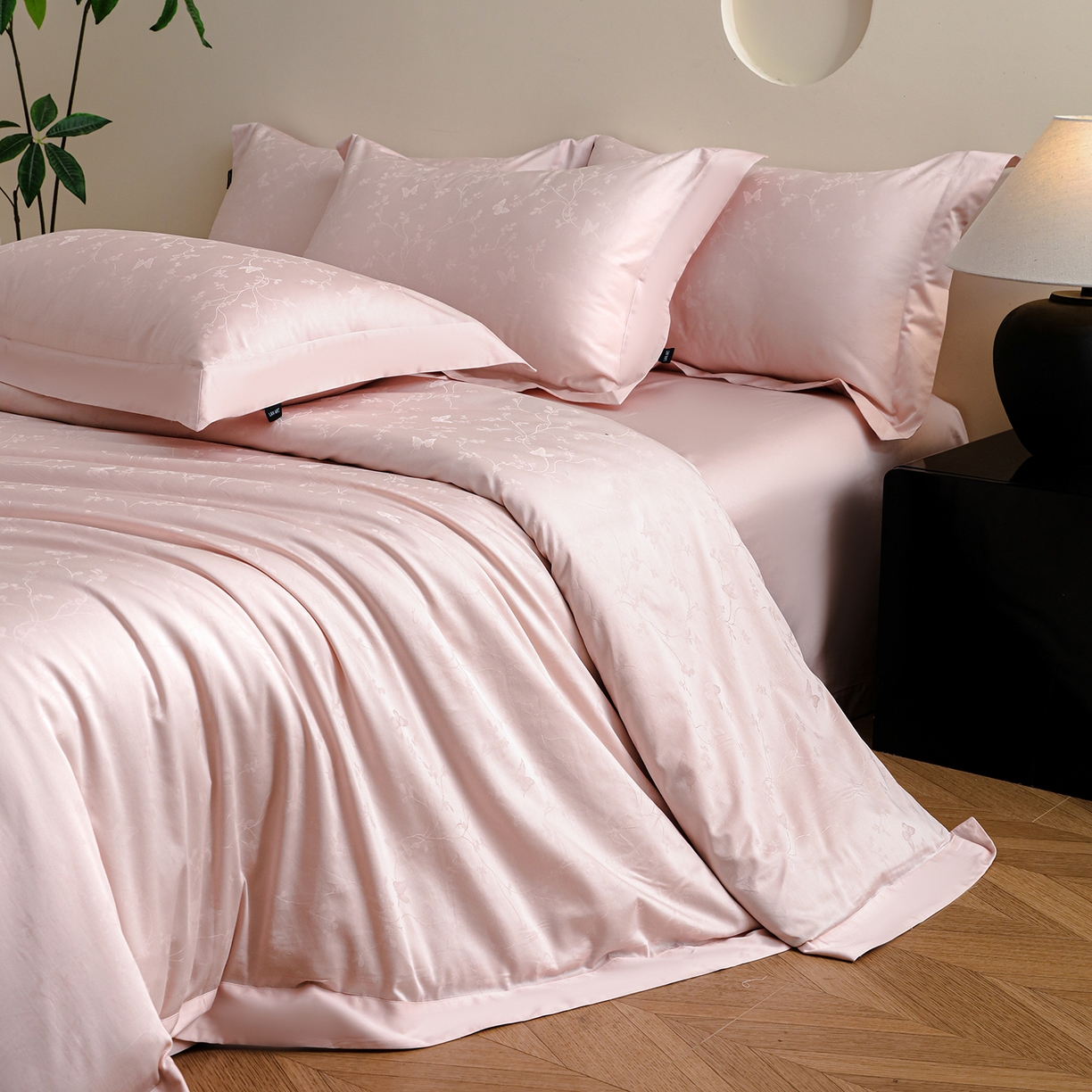 91家纺网 家纺一手货源 找家纺 洺兰家居 2025新款60支全棉新疆棉大提花拼角款四件套长绒棉贴边床单床笠床上用品套件专版（控价标准245加大260床笠255） 梦蝶-浅粉