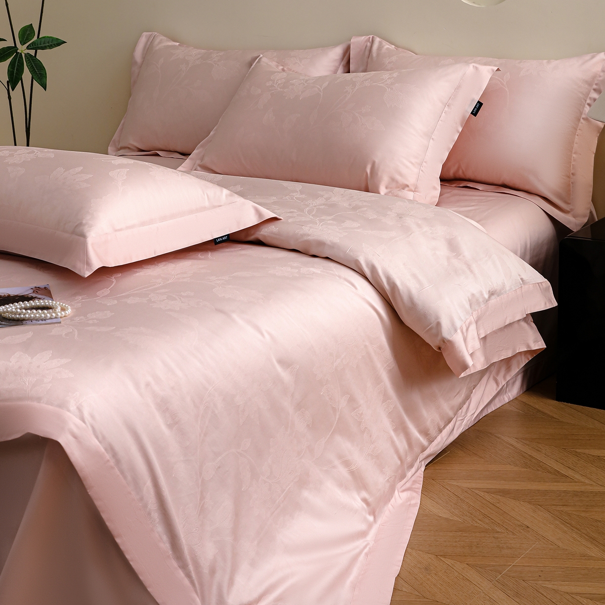 91家纺网 家纺一手货源 找家纺 洺兰家居 2025新款60支全棉新疆棉大提花拼角款四件套长绒棉贴边床单床笠床上用品套件专版（控价标准245加大260床笠255） 苏菲-浅粉