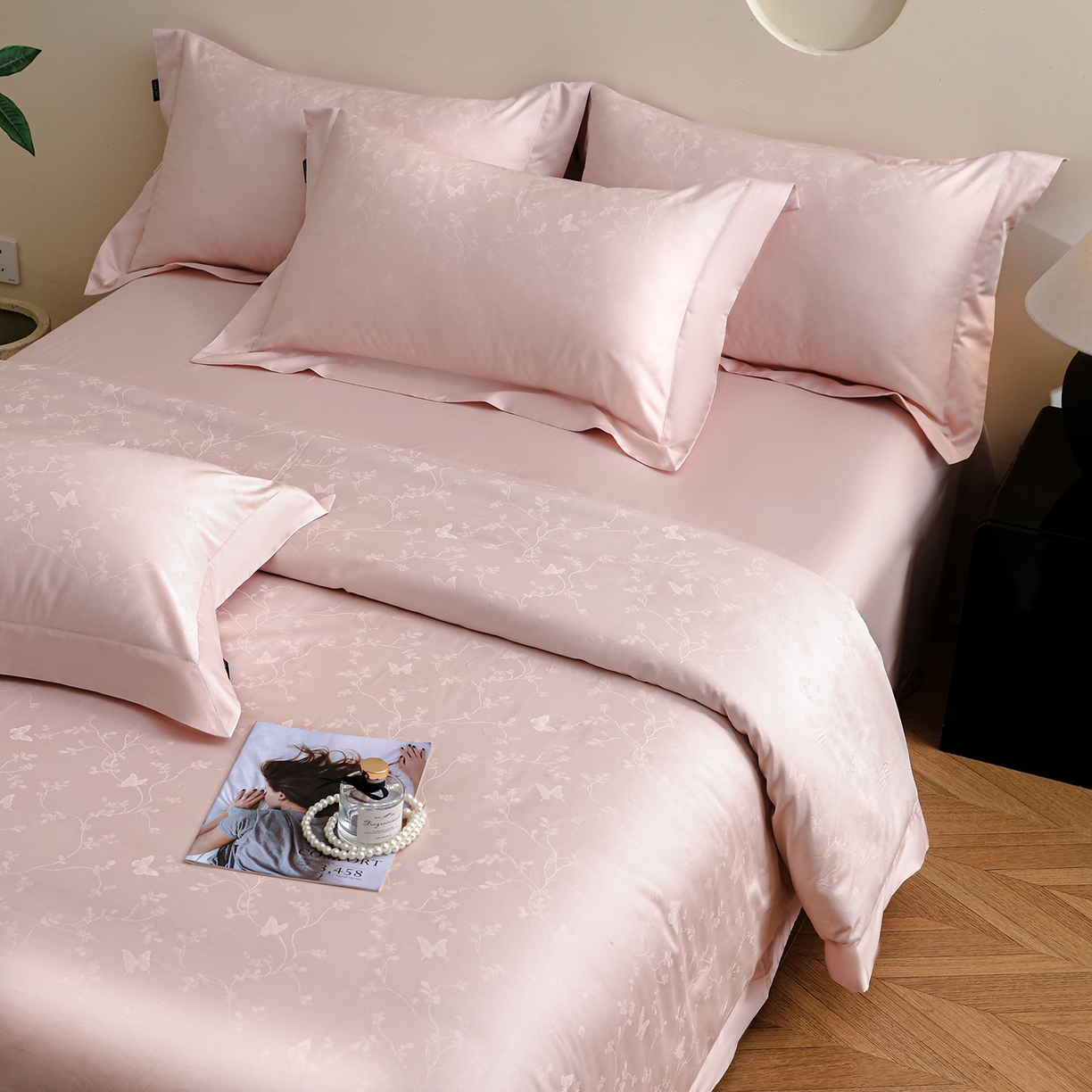 91家纺网 家纺一手货源 找家纺 洺兰家居 2025新款60支全棉新疆棉大提花拼角款四件套长绒棉贴边床单床笠床上用品套件专版（控价标准245加大260床笠255） 梦蝶-浅粉