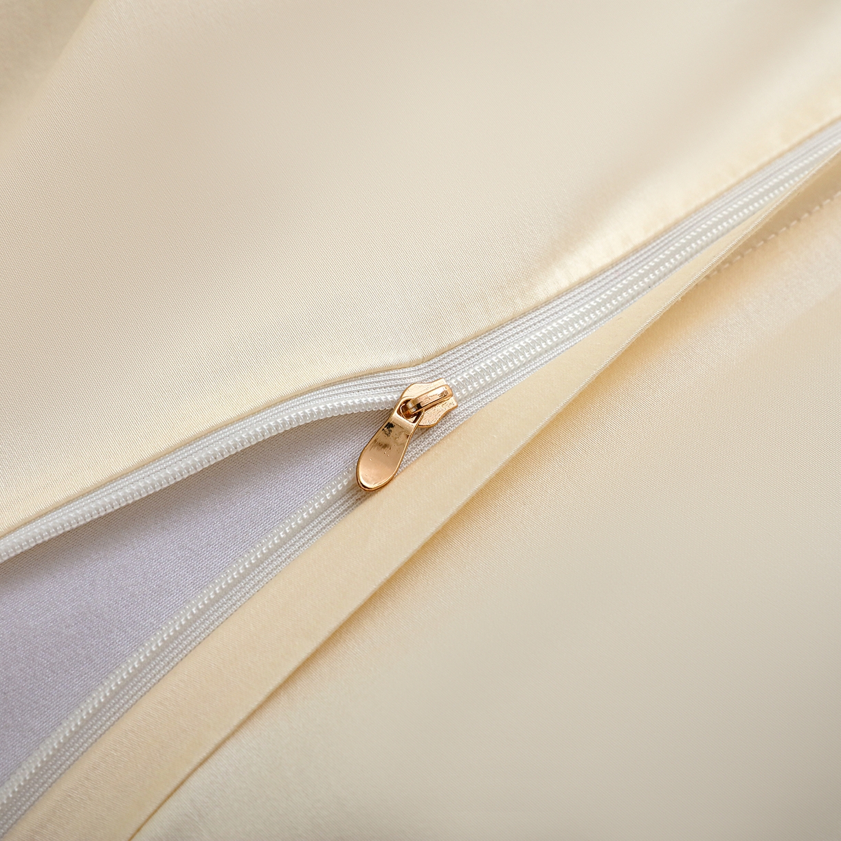 91家纺网 家纺一手货源 找家纺 洺兰家居 2025新款60支全棉新疆棉大提花拼角款四件套长绒棉贴边床单床笠床上用品套件专版（控价标准245加大260床笠255） 赫本-奶白