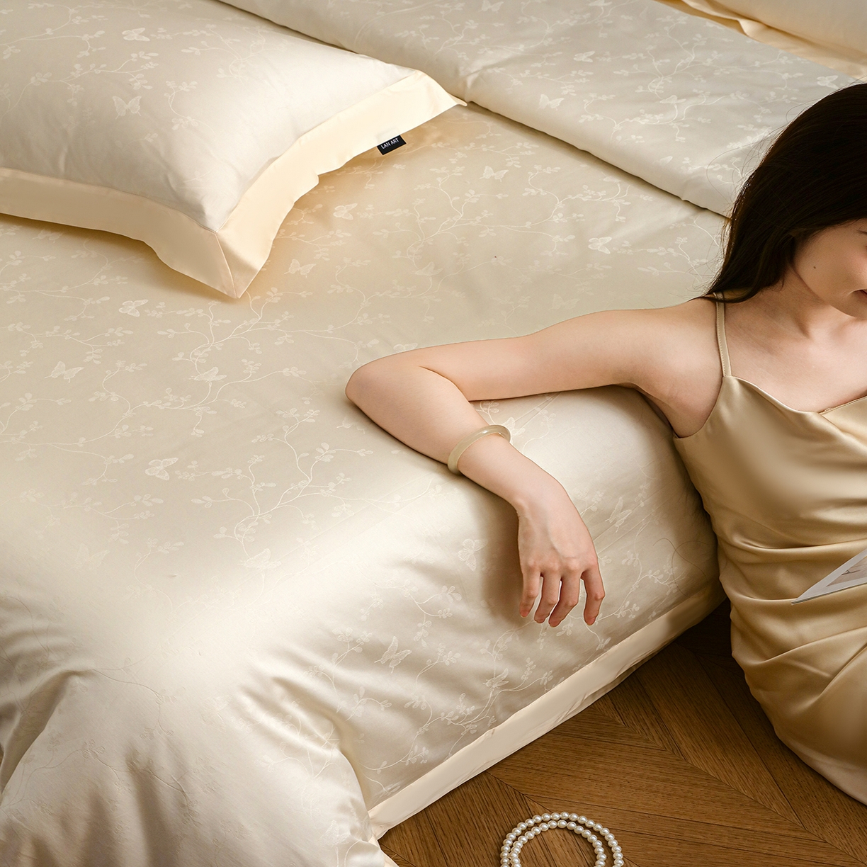 91家纺网 家纺一手货源 找家纺 洺兰家居 2025新款60支全棉新疆棉大提花拼角款四件套长绒棉贴边床单床笠床上用品套件专版（控价标准245加大260床笠255） 梦蝶-奶白