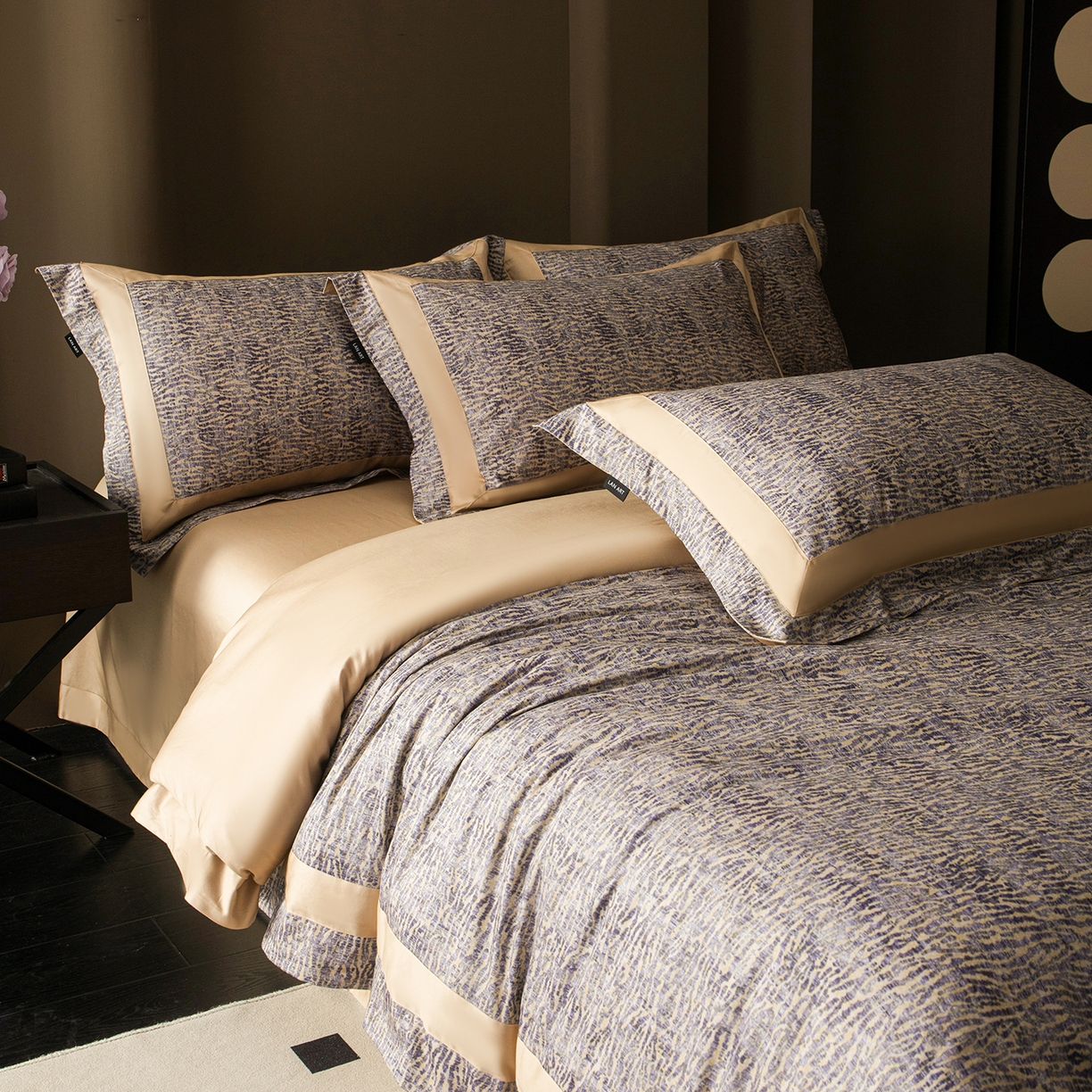 91家纺网 家纺一手货源 找家纺 洺兰家居 2025新款100支全棉新疆棉贴布工艺款四件套长绒棉贴边床单床笠床上用品套件专版（控价标准275加大285床笠275） 古娅-咖