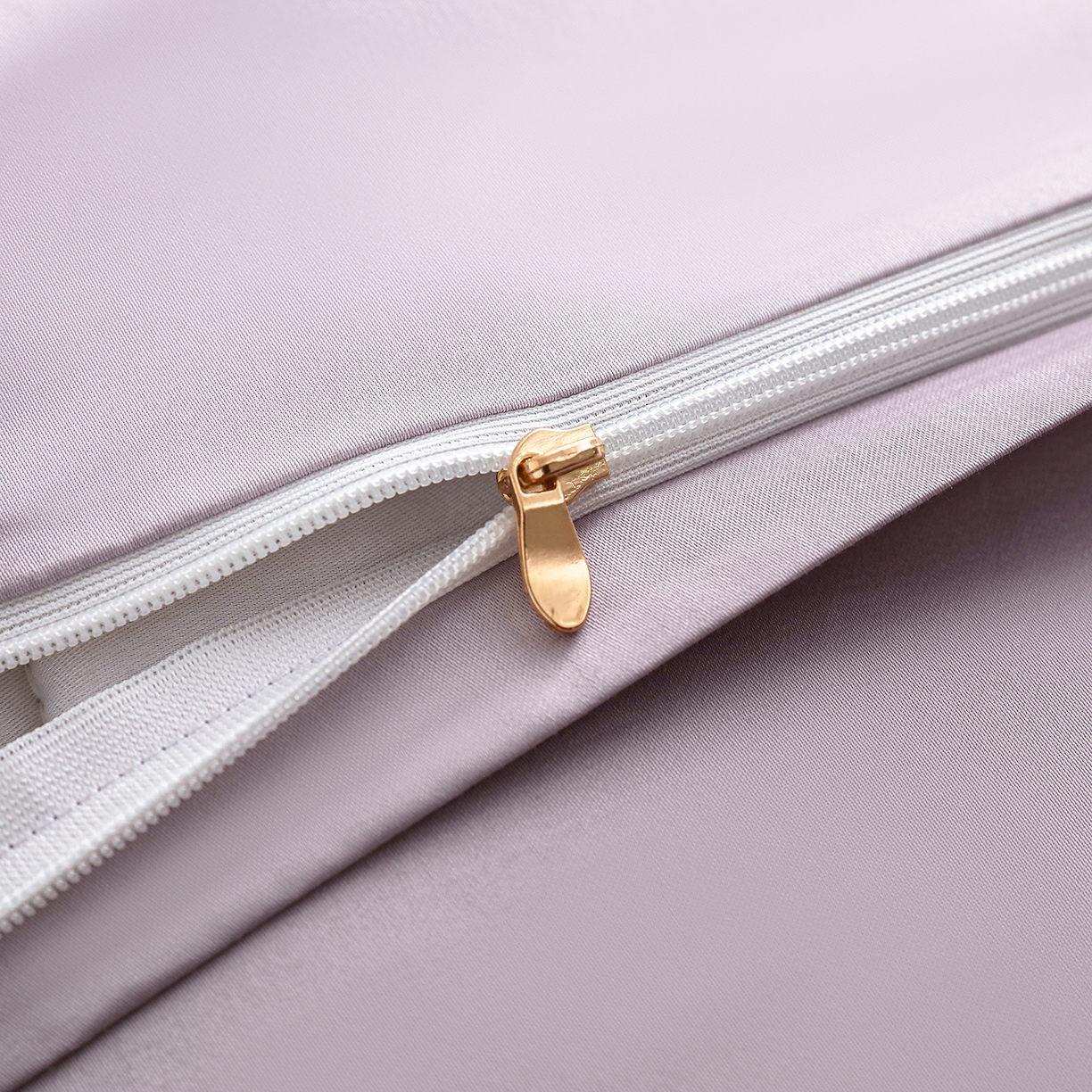 91家纺网 家纺一手货源 找家纺 洺兰家居 2025新款60支全棉新疆棉大提花拼角款四件套长绒棉贴边床单床笠床上用品套件专版（控价标准245加大260床笠255） 百合-浅紫