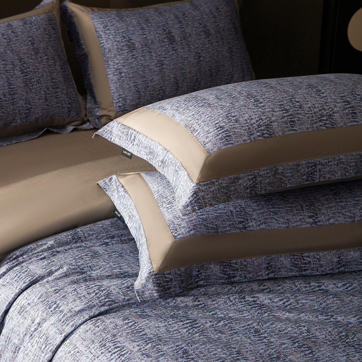 91家纺网 家纺一手货源 找家纺 洺兰家居 2025新款100支全棉新疆棉贴布工艺款四件套长绒棉贴边床单床笠床上用品套件专版（控价标准275加大285床笠275） 古娅-兰