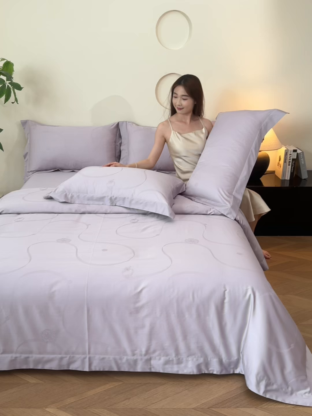 91家纺网 家纺一手货源 找家纺 洺兰家居 2025新款60支全棉新疆棉大提花拼角款四件套长绒棉贴边床单床笠床上用品套件专版（控价标准245加大260床笠255） 百合-浅紫