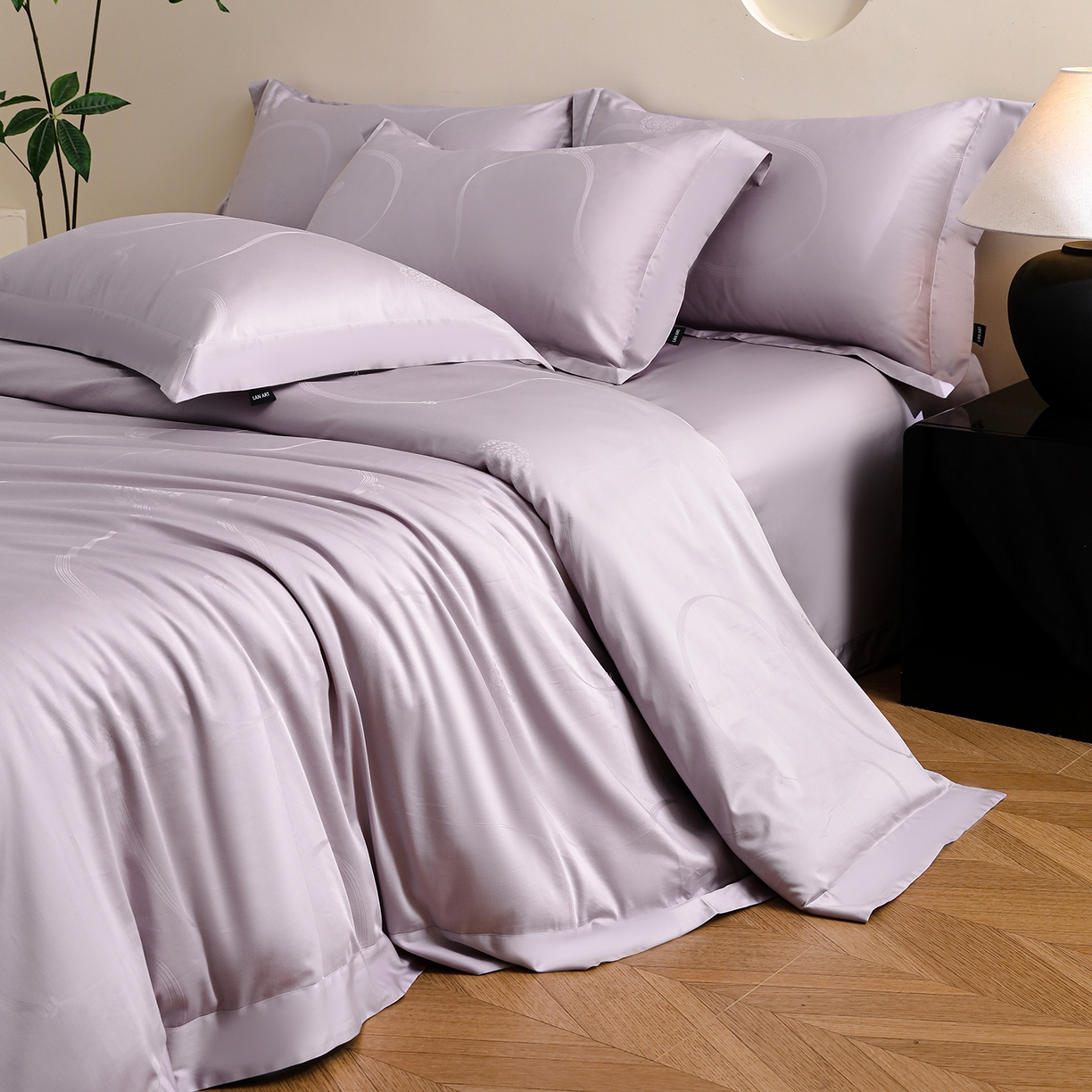 91家纺网 家纺一手货源 找家纺 洺兰家居 2025新款60支全棉新疆棉大提花拼角款四件套长绒棉贴边床单床笠床上用品套件专版（控价标准245加大260床笠255） 百合-浅紫