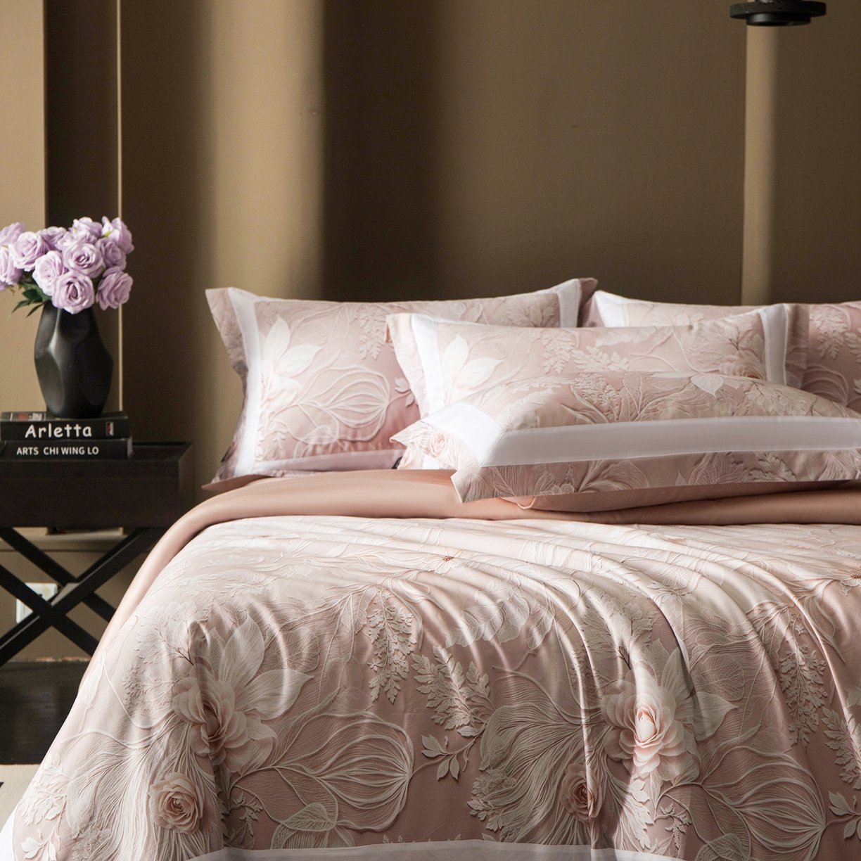 91家纺网 家纺一手货源 找家纺 洺兰家居 2025新款100支全棉新疆棉贴布工艺款四件套长绒棉贴边床单床笠床上用品套件专版（控价标准275加大285床笠275） 卡斯纳-粉