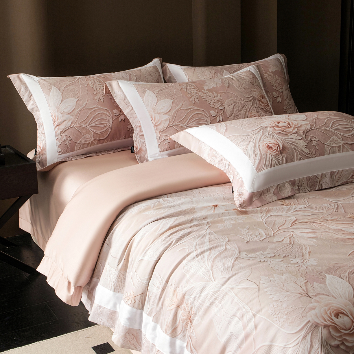 91家纺网 家纺一手货源 找家纺 洺兰家居 2025新款100支全棉新疆棉贴布工艺款四件套长绒棉贴边床单床笠床上用品套件专版（控价标准275加大285床笠275） 卡斯纳-粉