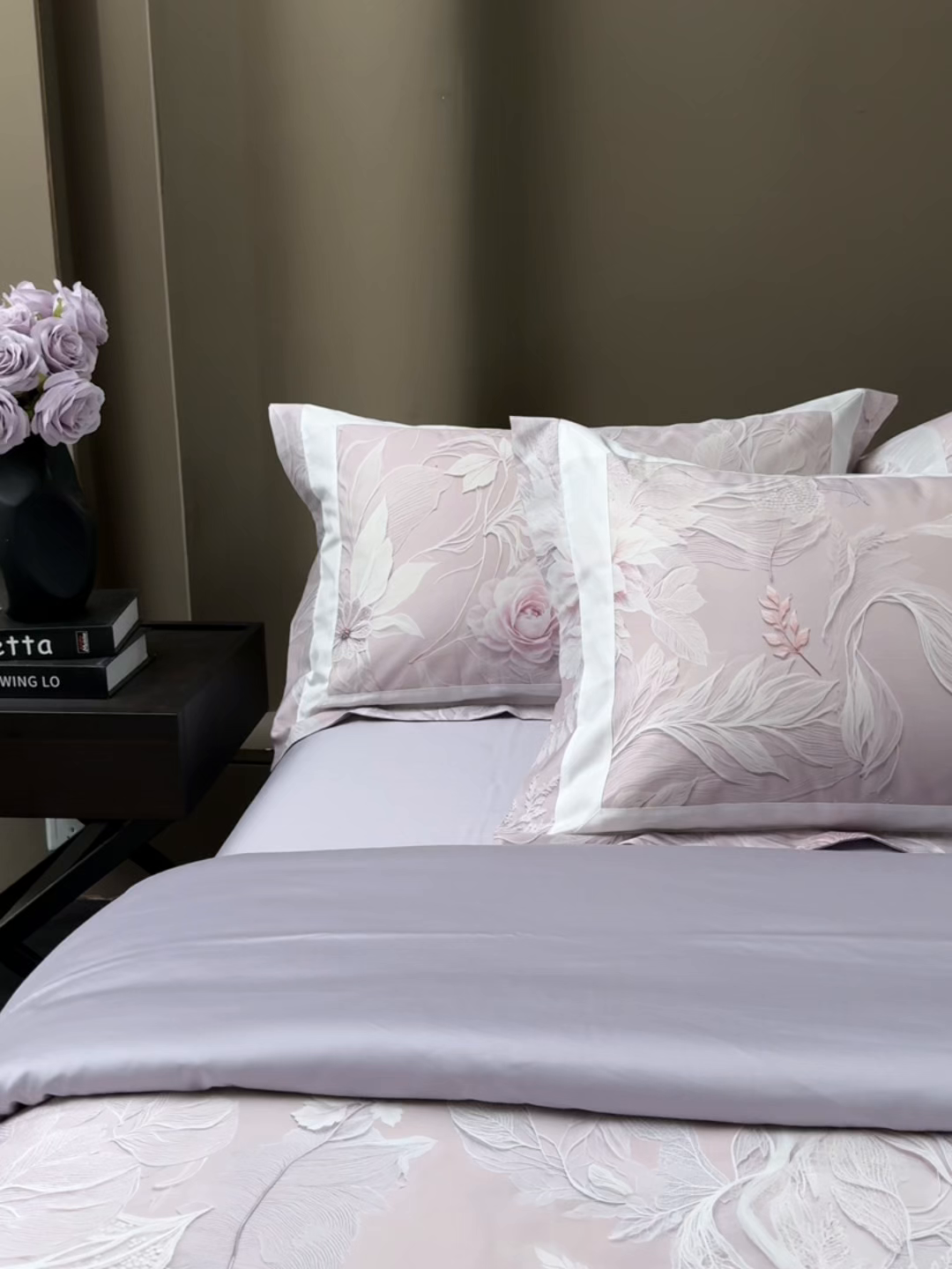 91家纺网 家纺一手货源 找家纺 洺兰家居 2025新款100支全棉新疆棉贴布工艺款四件套长绒棉贴边床单床笠床上用品套件专版（控价标准275加大285床笠275） 卡斯纳-紫