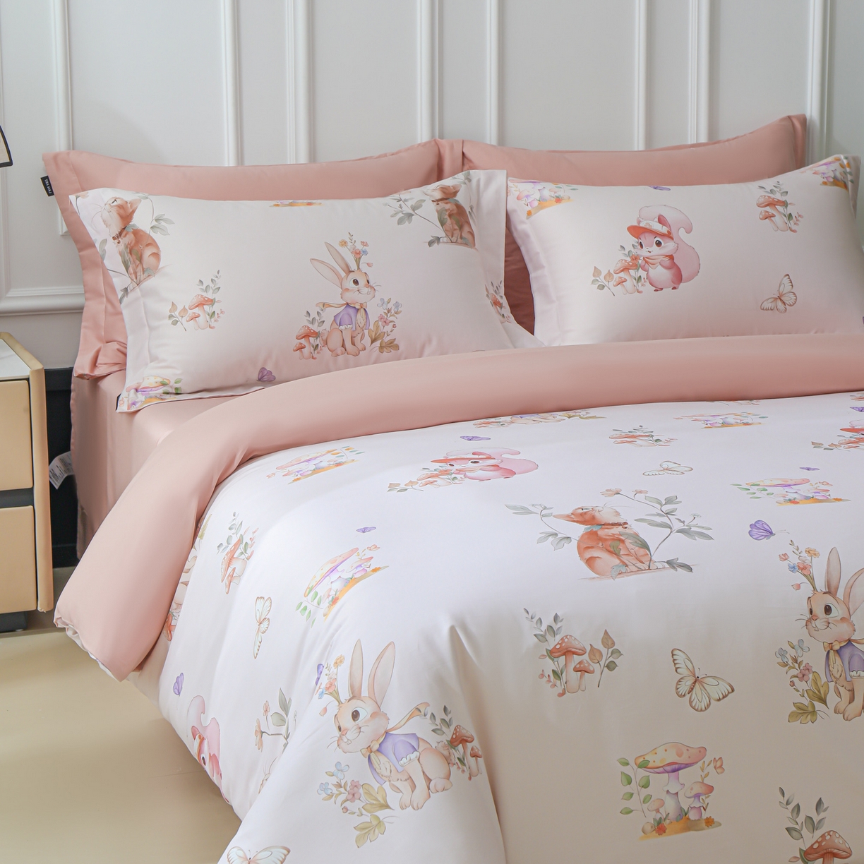 91家纺网 家纺一手货源 找家纺 洺兰家居 2025新款100支全棉新疆棉数码印花四件套长绒棉贴边床单床笠床上用品套件-专版（控价标准235加大255床笠245） 柏林童话