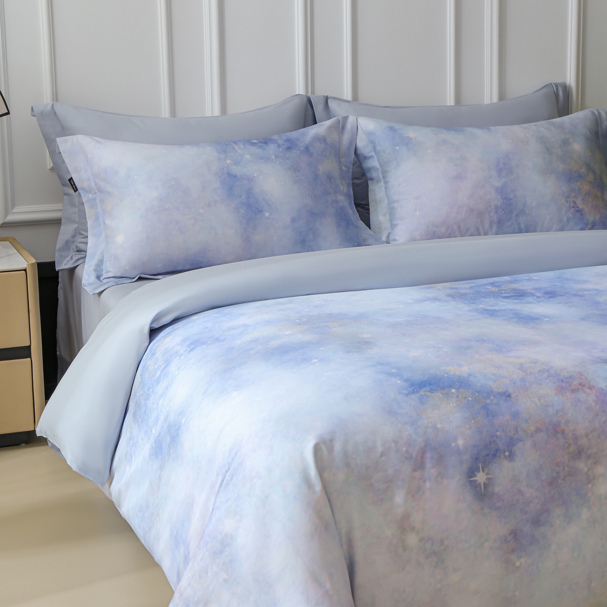 91家纺网 家纺一手货源 找家纺 洺兰家居 2025新款100支全棉新疆棉数码印花四件套长绒棉贴边床单床笠床上用品套件-专版（控价标准235加大255床笠245） 星辰大海