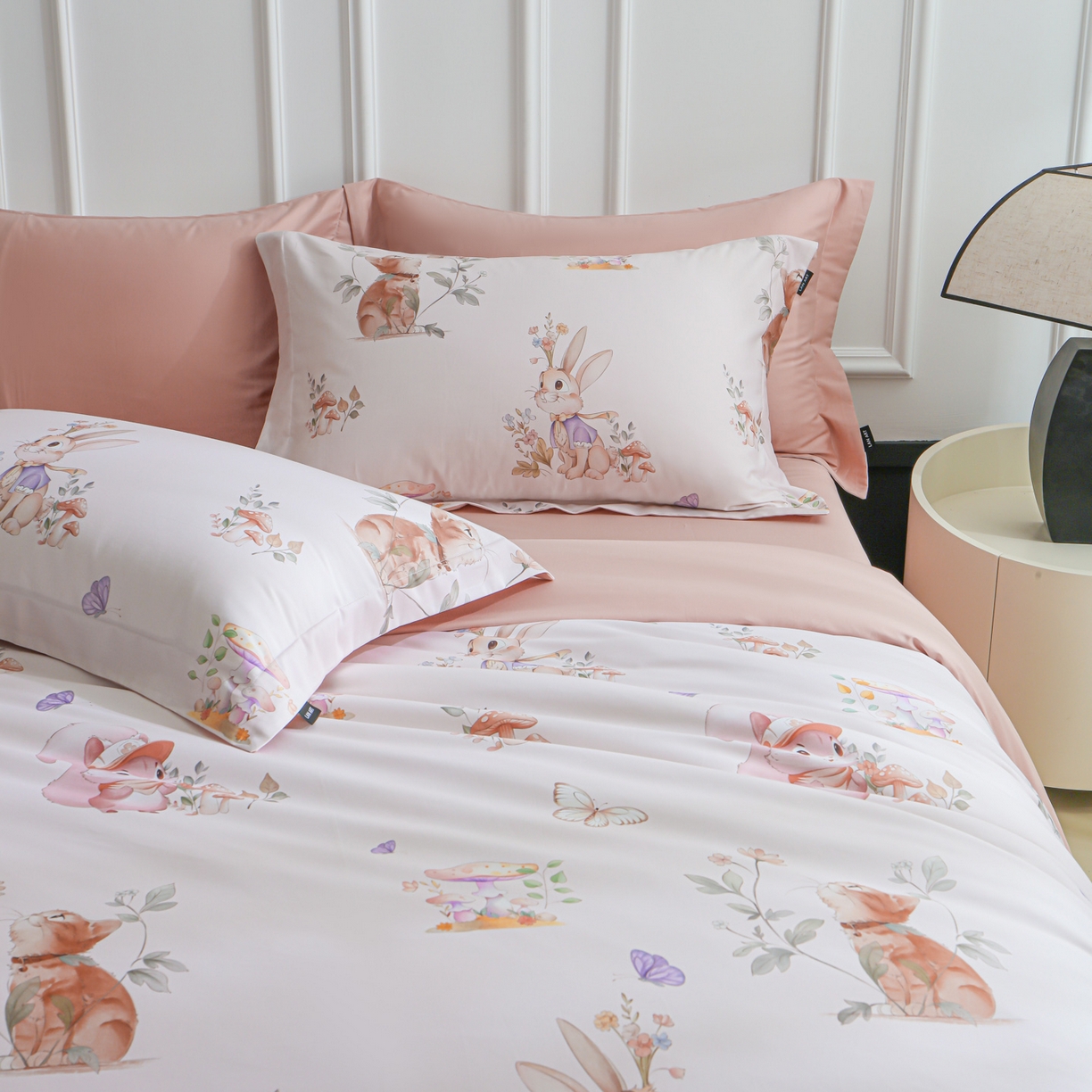 91家纺网 家纺一手货源 找家纺 洺兰家居 2025新款100支全棉新疆棉数码印花四件套长绒棉贴边床单床笠床上用品套件-专版（控价标准235加大255床笠245） 柏林童话