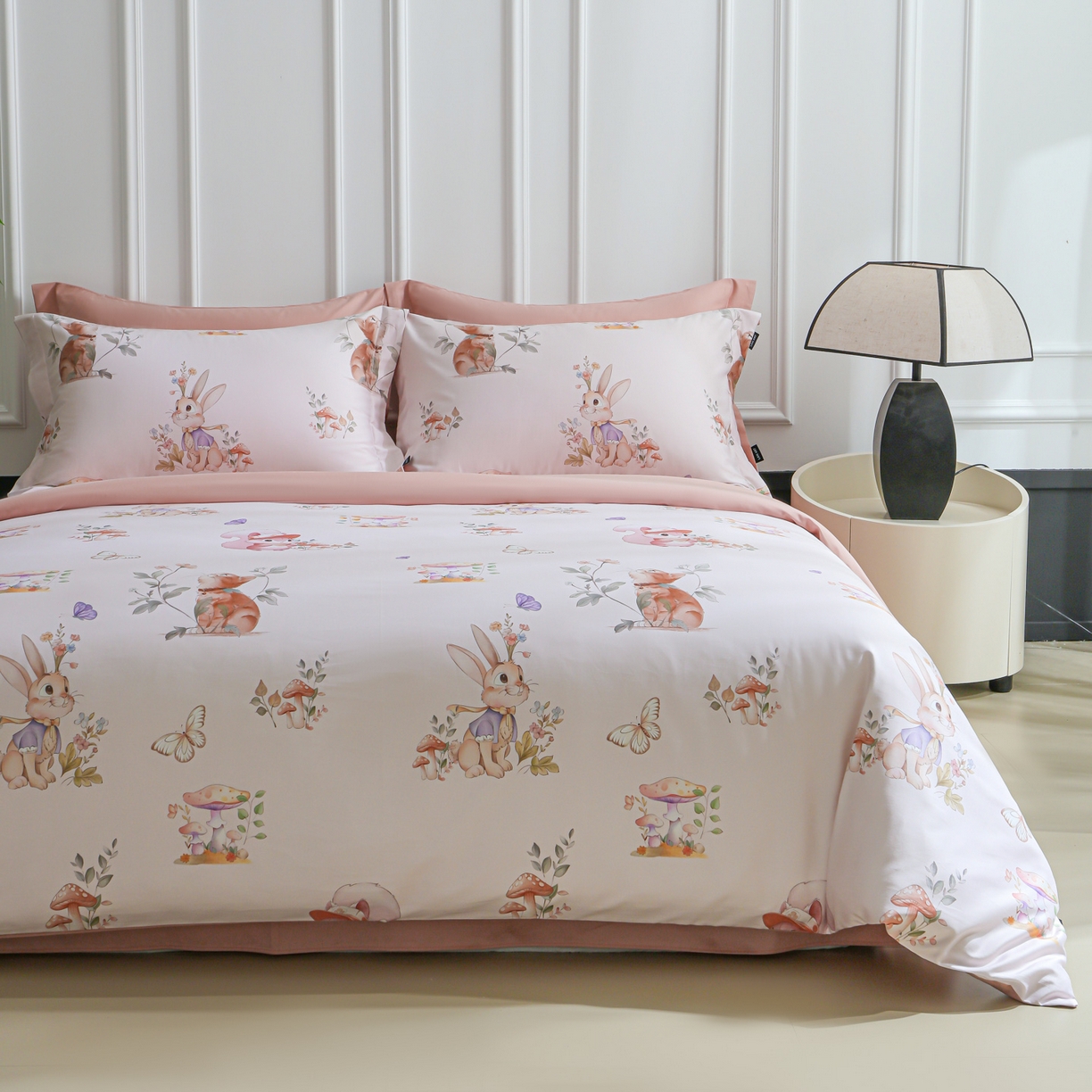 91家纺网 家纺一手货源 找家纺 洺兰家居 2025新款100支全棉新疆棉数码印花四件套长绒棉贴边床单床笠床上用品套件-专版（控价标准235加大255床笠245） 柏林童话