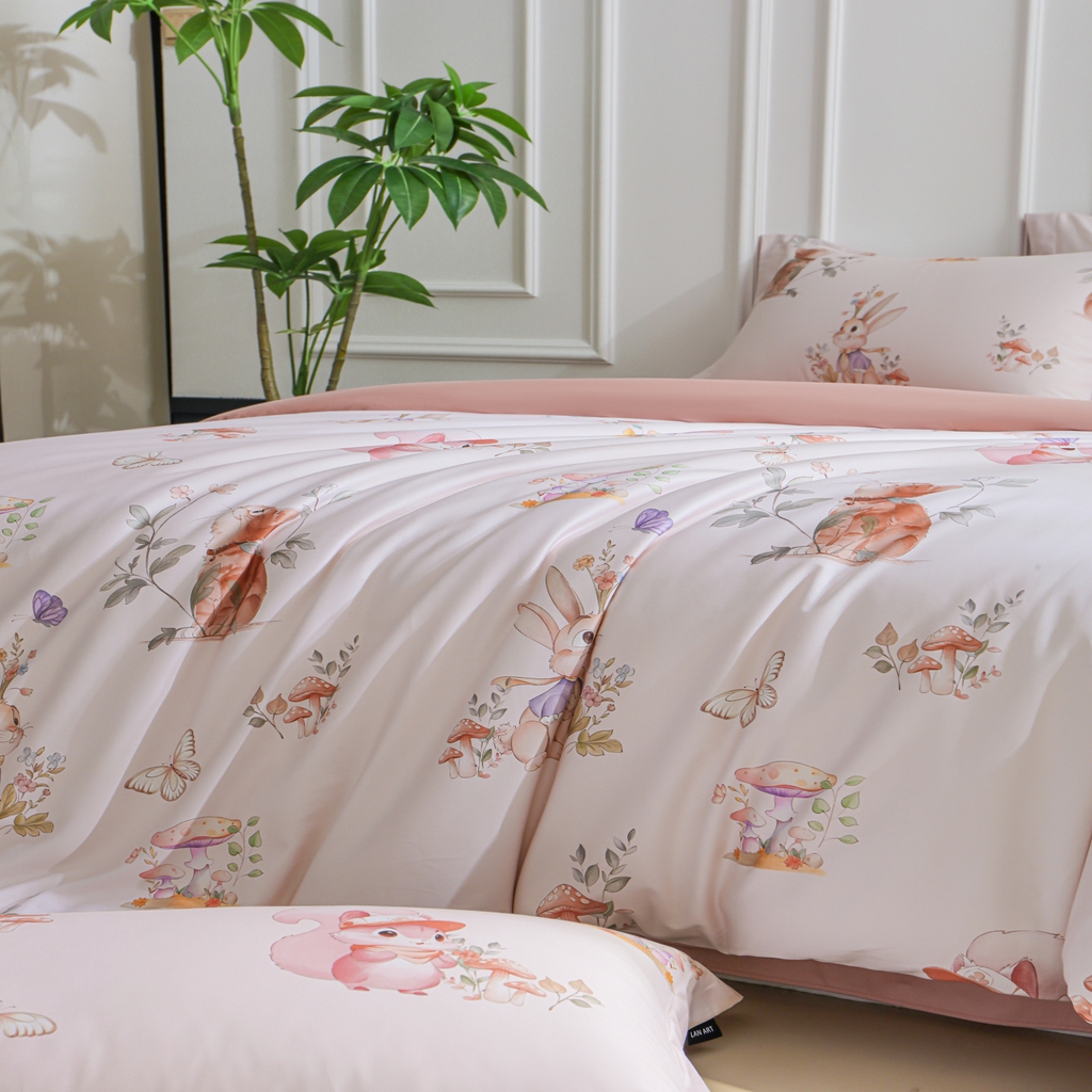 91家纺网 家纺一手货源 找家纺 洺兰家居 2025新款100支全棉新疆棉数码印花四件套长绒棉贴边床单床笠床上用品套件-专版（控价标准235加大255床笠245） 柏林童话