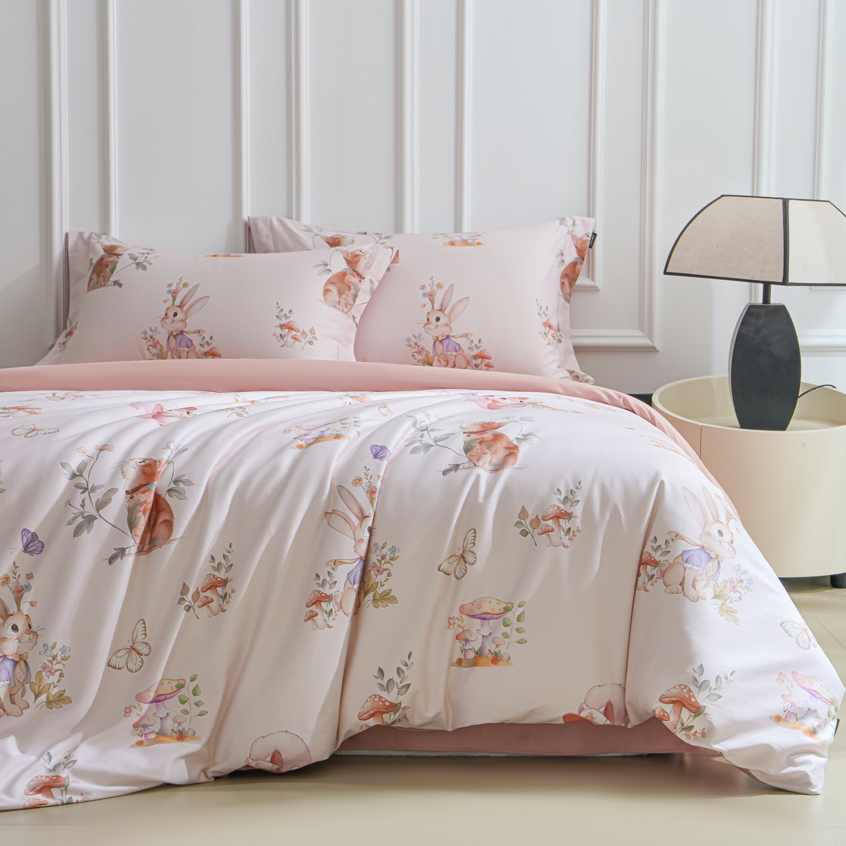 91家纺网 家纺一手货源 找家纺 洺兰家居 2025新款100支全棉新疆棉数码印花四件套长绒棉贴边床单床笠床上用品套件-专版（控价标准235加大255床笠245） 柏林童话