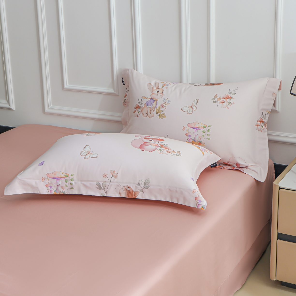 91家纺网 家纺一手货源 找家纺 洺兰家居 2025新款100支全棉新疆棉数码印花四件套长绒棉贴边床单床笠床上用品套件-专版（控价标准235加大255床笠245） 柏林童话