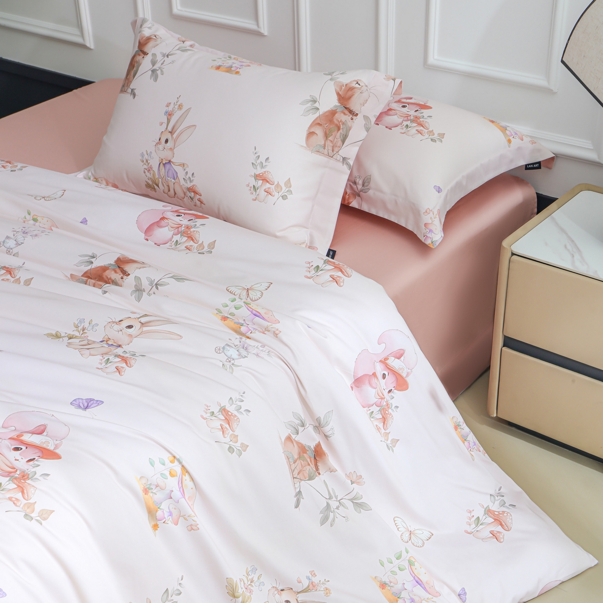 91家纺网 家纺一手货源 找家纺 洺兰家居 2025新款100支全棉新疆棉数码印花四件套长绒棉贴边床单床笠床上用品套件-专版（控价标准235加大255床笠245） 柏林童话