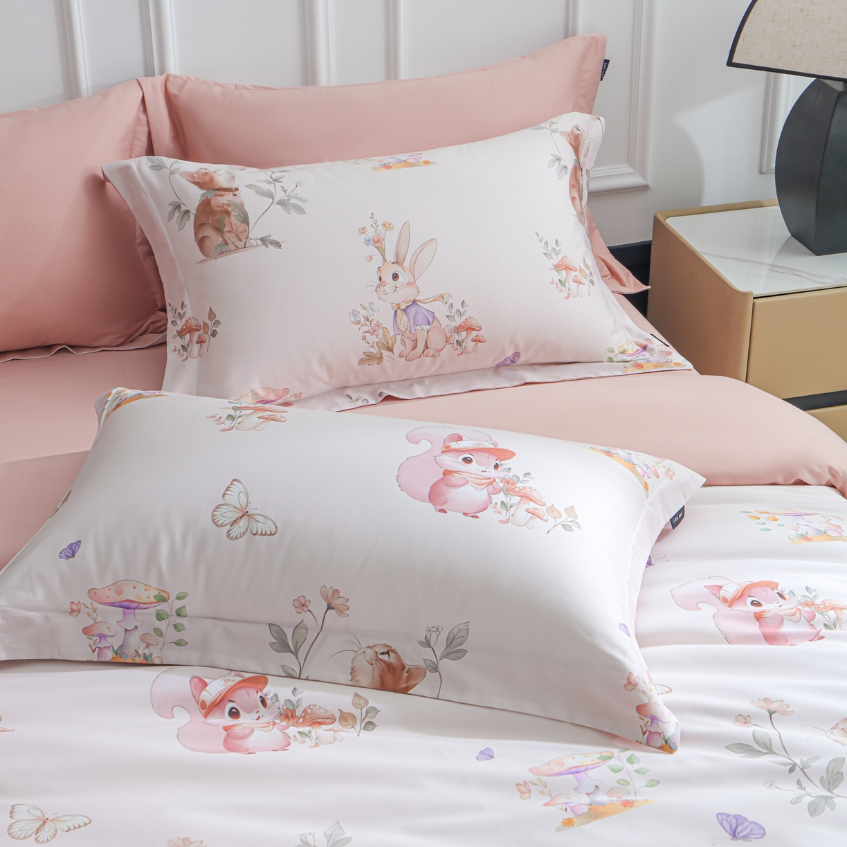 91家纺网 家纺一手货源 找家纺 洺兰家居 2025新款100支全棉新疆棉数码印花四件套长绒棉贴边床单床笠床上用品套件-专版（控价标准235加大255床笠245） 柏林童话