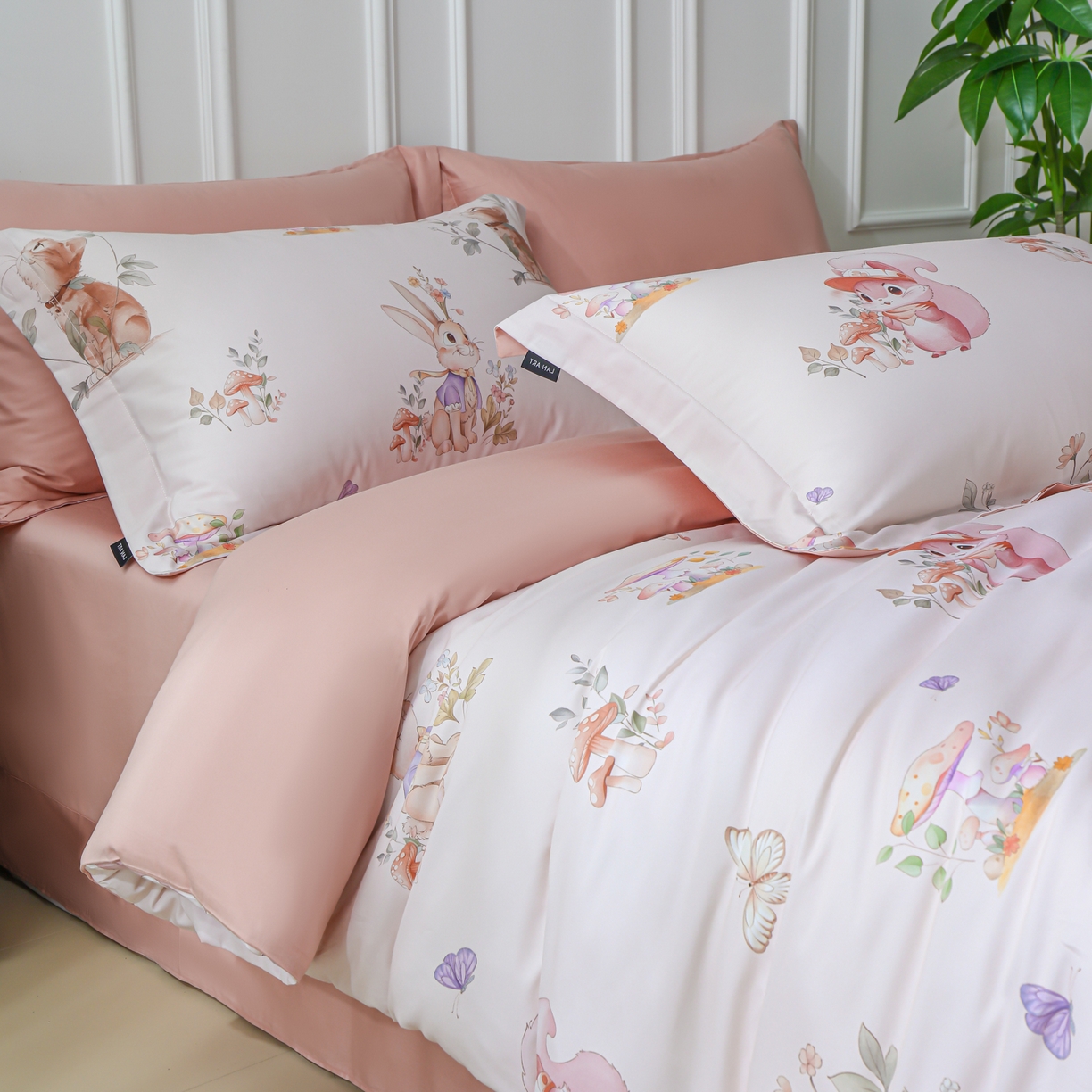 91家纺网 家纺一手货源 找家纺 洺兰家居 2025新款100支全棉新疆棉数码印花四件套长绒棉贴边床单床笠床上用品套件-专版（控价标准235加大255床笠245） 柏林童话