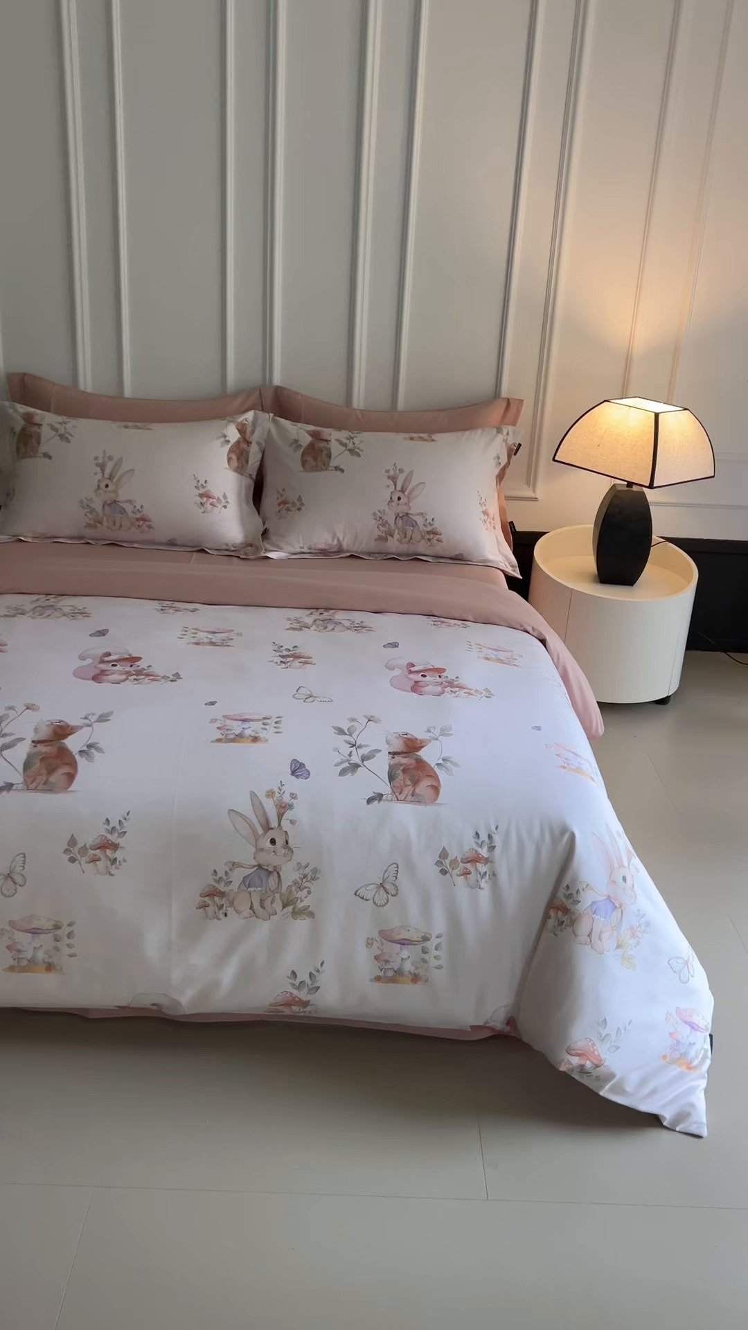 91家纺网 家纺一手货源 找家纺 洺兰家居 2025新款100支全棉新疆棉数码印花四件套长绒棉贴边床单床笠床上用品套件-专版（控价标准235加大255床笠245） 柏林童话