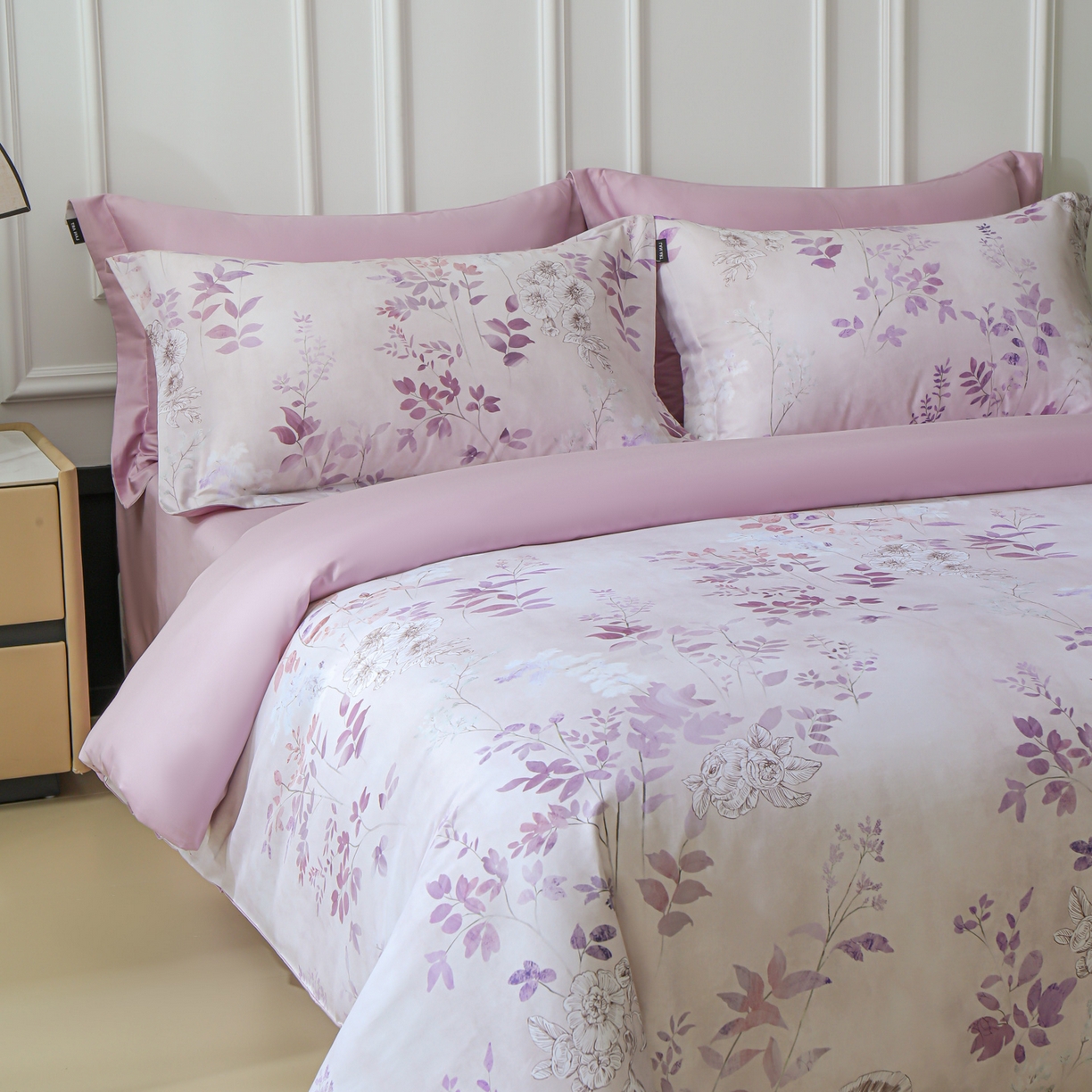 91家纺网 家纺一手货源 找家纺 洺兰家居 2025新款100支全棉新疆棉数码印花四件套长绒棉贴边床单床笠床上用品套件-专版（控价标准235加大255床笠245） 后庭花