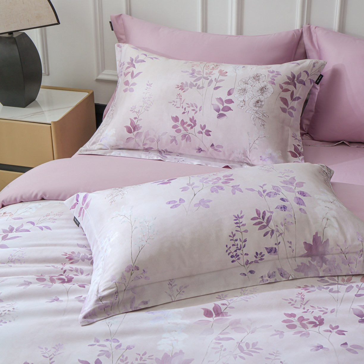 91家纺网 家纺一手货源 找家纺 洺兰家居 2025新款100支全棉新疆棉数码印花四件套长绒棉贴边床单床笠床上用品套件-专版（控价标准235加大255床笠245） 后庭花