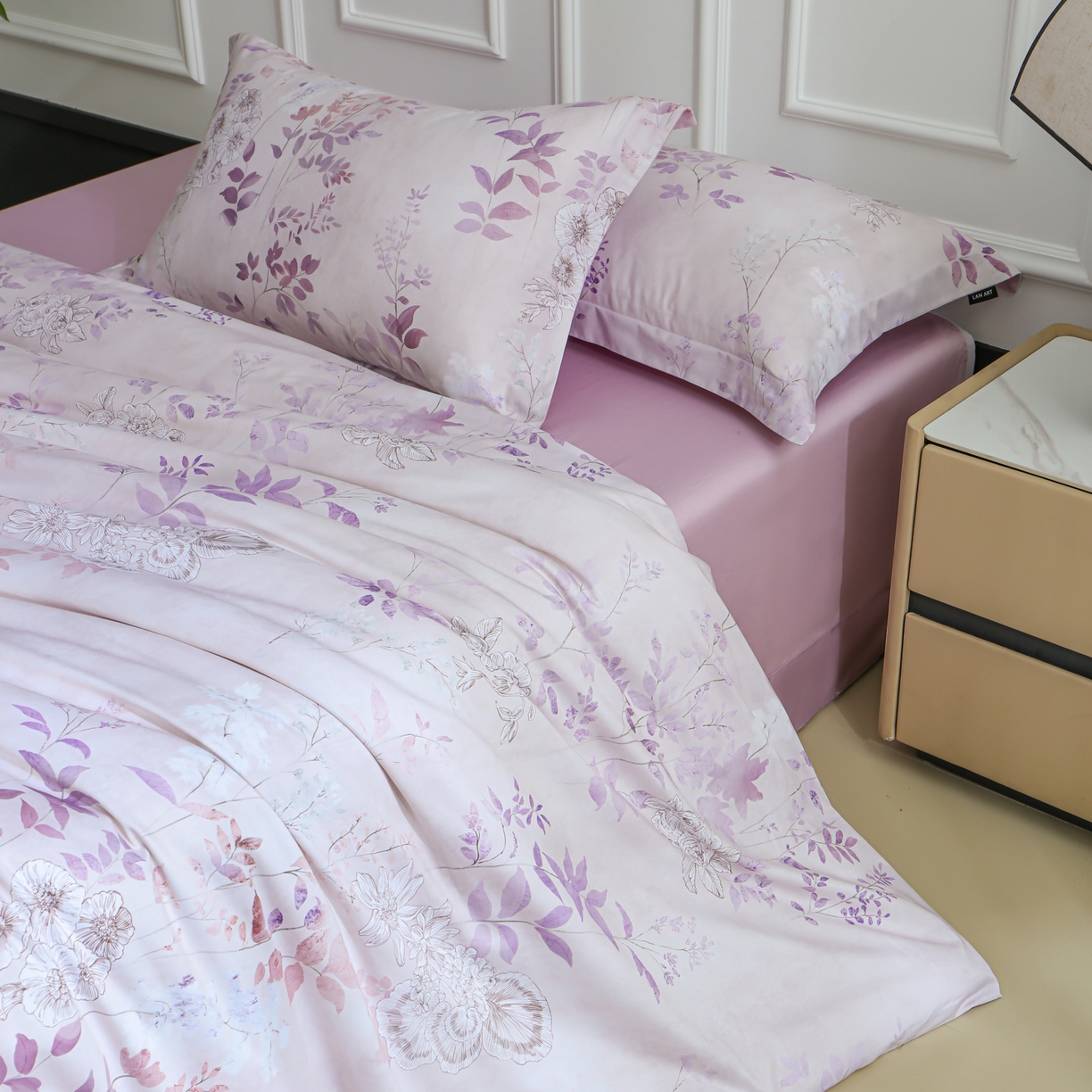 91家纺网 家纺一手货源 找家纺 洺兰家居 2025新款100支全棉新疆棉数码印花四件套长绒棉贴边床单床笠床上用品套件-专版（控价标准235加大255床笠245） 后庭花