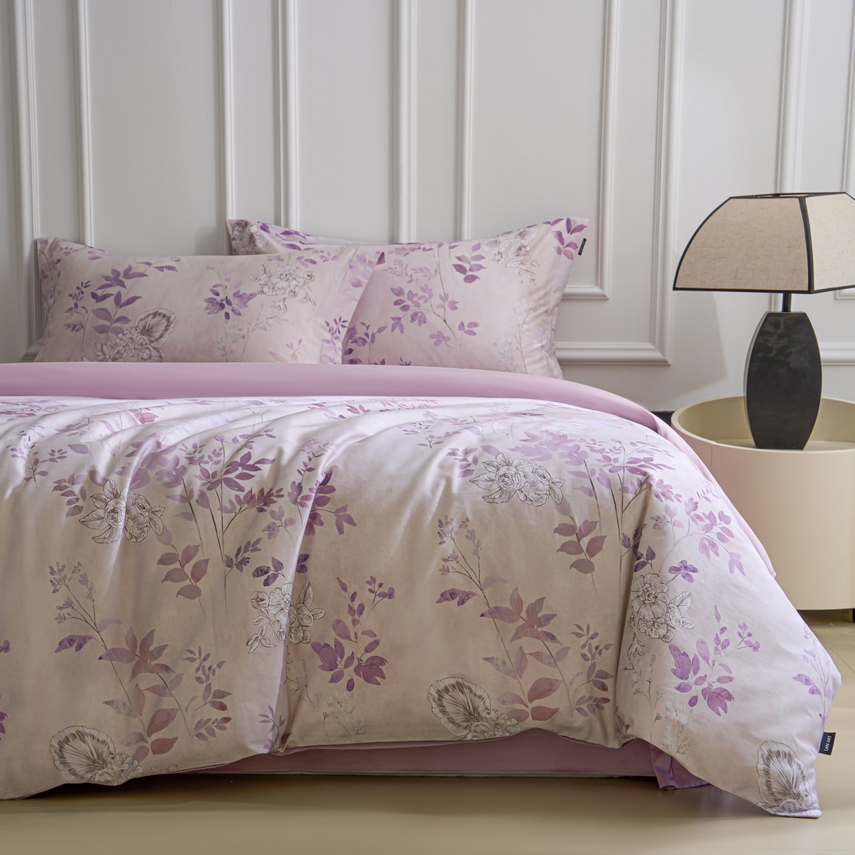 91家纺网 家纺一手货源 找家纺 洺兰家居 2025新款100支全棉新疆棉数码印花四件套长绒棉贴边床单床笠床上用品套件-专版（控价标准235加大255床笠245） 后庭花