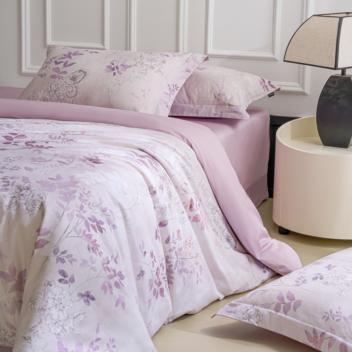 91家纺网 家纺一手货源 找家纺 洺兰家居 2025新款100支全棉新疆棉数码印花四件套长绒棉贴边床单床笠床上用品套件-专版（控价标准235加大255床笠245） 后庭花