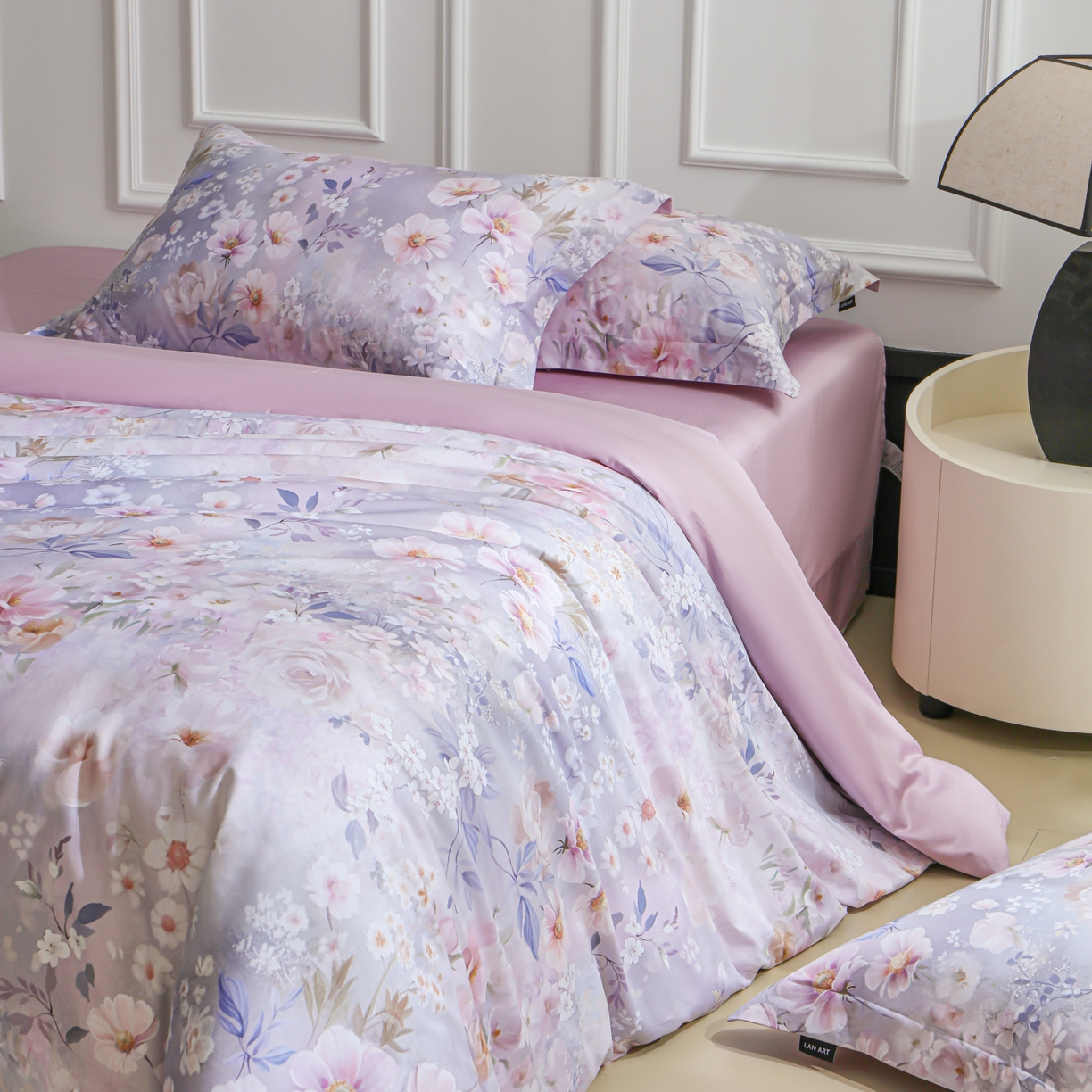 91家纺网 家纺一手货源 找家纺 洺兰家居 2025新款100支全棉新疆棉数码印花四件套长绒棉贴边床单床笠床上用品套件-专版（控价标准235加大255床笠245） 琪花瑶草