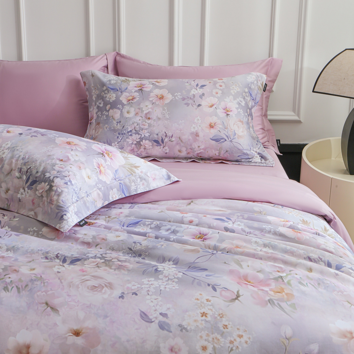 91家纺网 家纺一手货源 找家纺 洺兰家居 2025新款100支全棉新疆棉数码印花四件套长绒棉贴边床单床笠床上用品套件-专版（控价标准235加大255床笠245） 琪花瑶草