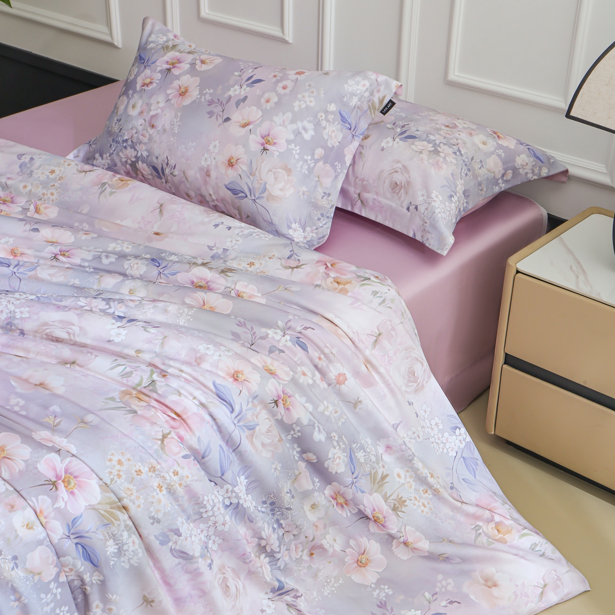 91家纺网 家纺一手货源 找家纺 洺兰家居 2025新款100支全棉新疆棉数码印花四件套长绒棉贴边床单床笠床上用品套件-专版（控价标准235加大255床笠245） 琪花瑶草