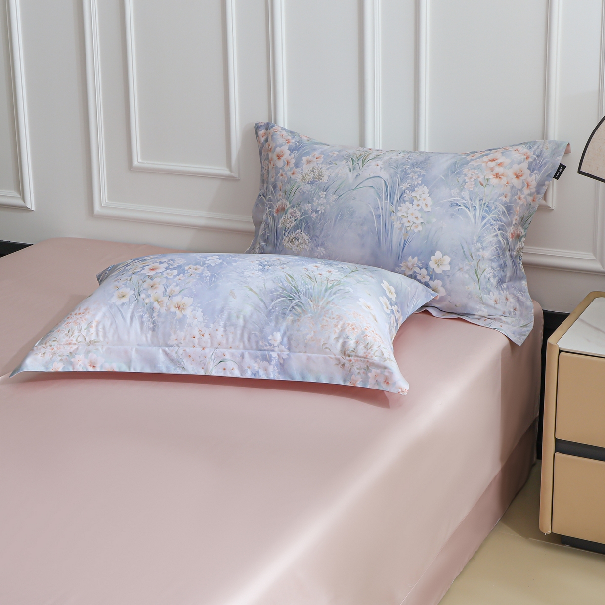 91家纺网 家纺一手货源 找家纺 洺兰家居 2025新款100支全棉新疆棉数码印花四件套长绒棉贴边床单床笠床上用品套件-专版（控价标准235加大255床笠245） 清风絮语