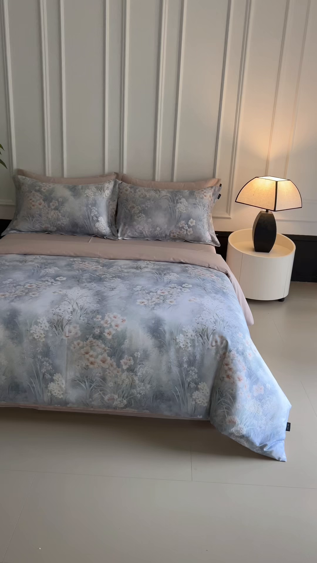 91家纺网 家纺一手货源 找家纺 洺兰家居 2025新款100支全棉新疆棉数码印花四件套长绒棉贴边床单床笠床上用品套件-专版（控价标准235加大255床笠245） 清风絮语