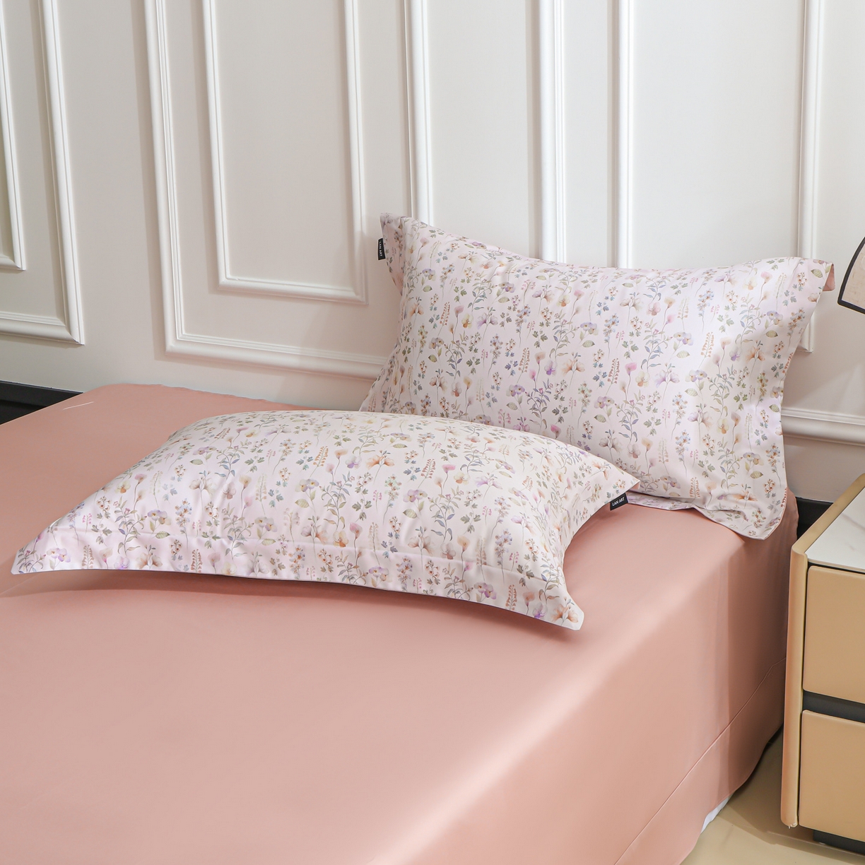 91家纺网 家纺一手货源 找家纺 洺兰家居 2025新款100支全棉新疆棉数码印花四件套长绒棉贴边床单床笠床上用品套件-专版（控价标准235加大255床笠245） 清漾 粉