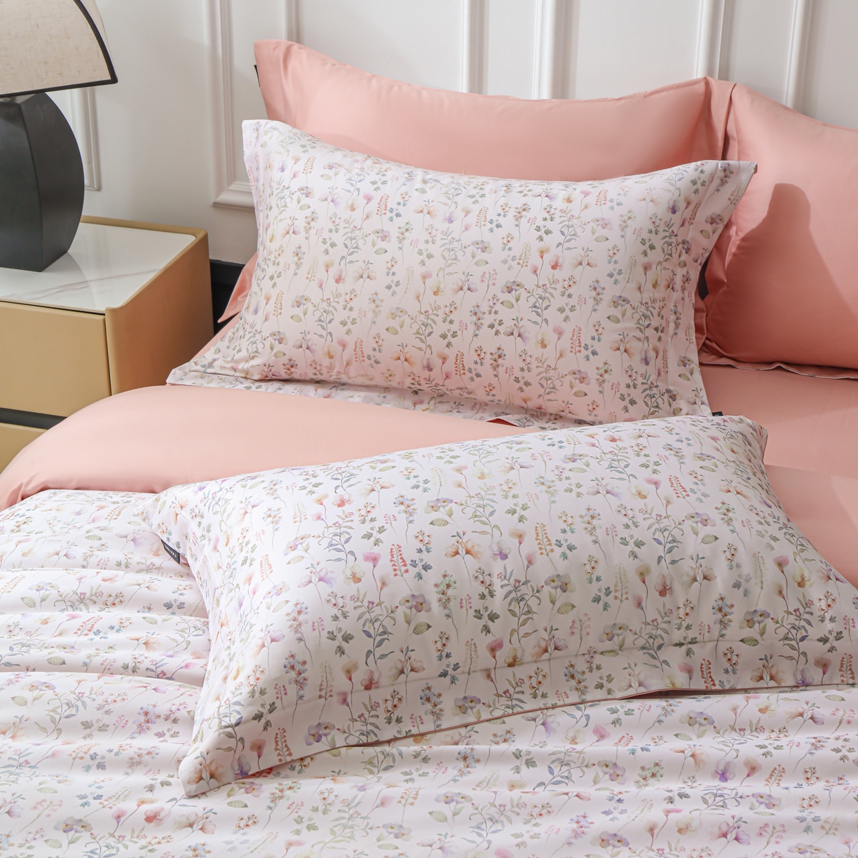 91家纺网 家纺一手货源 找家纺 洺兰家居 2025新款100支全棉新疆棉数码印花四件套长绒棉贴边床单床笠床上用品套件-专版（控价标准235加大255床笠245） 清漾 粉