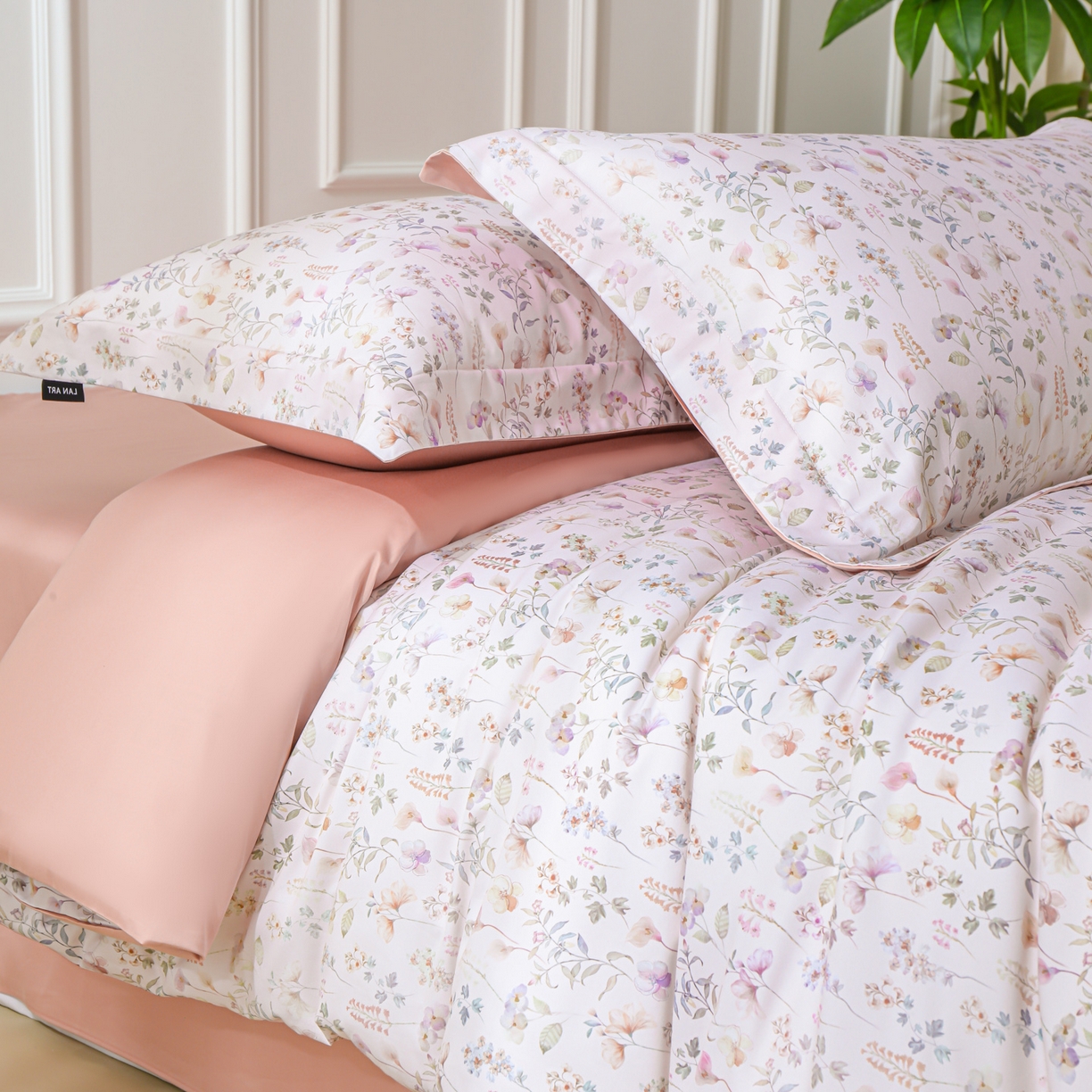 91家纺网 家纺一手货源 找家纺 洺兰家居 2025新款100支全棉新疆棉数码印花四件套长绒棉贴边床单床笠床上用品套件-专版（控价标准235加大255床笠245） 清漾 粉