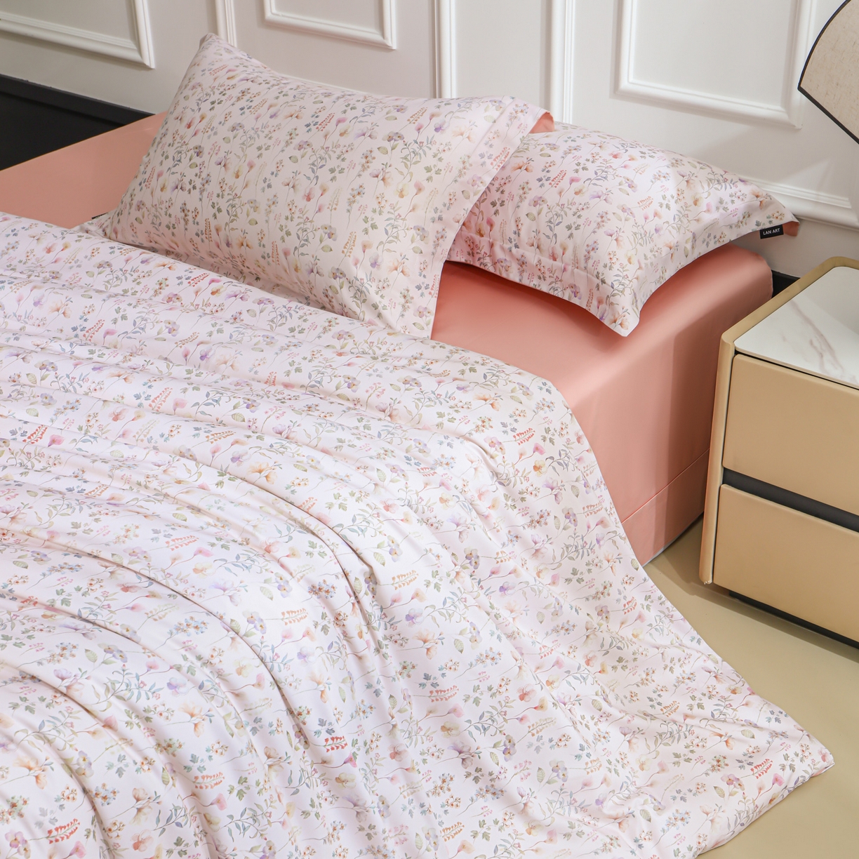 91家纺网 家纺一手货源 找家纺 洺兰家居 2025新款100支全棉新疆棉数码印花四件套长绒棉贴边床单床笠床上用品套件-专版（控价标准235加大255床笠245） 清漾 粉