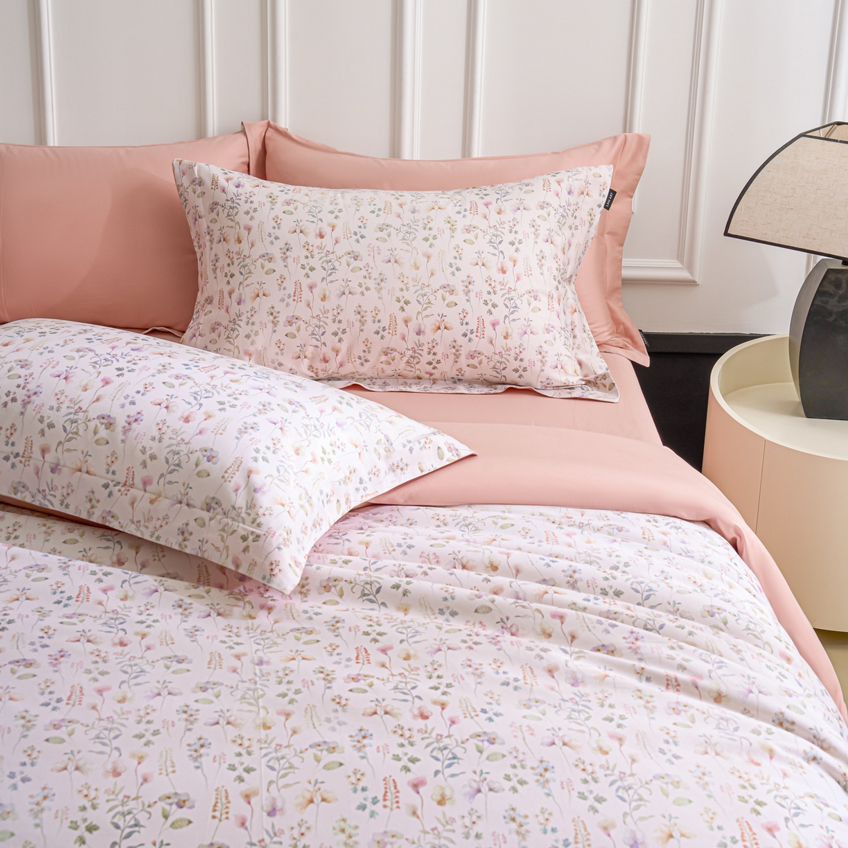 91家纺网 家纺一手货源 找家纺 洺兰家居 2025新款100支全棉新疆棉数码印花四件套长绒棉贴边床单床笠床上用品套件-专版（控价标准235加大255床笠245） 清漾 粉