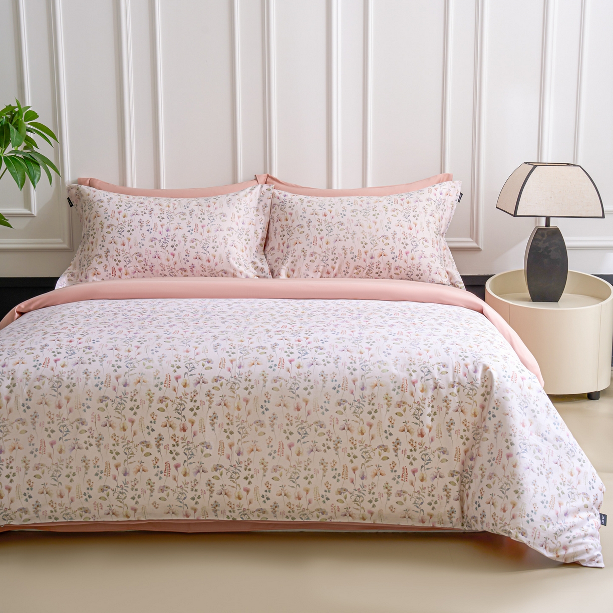 91家纺网 家纺一手货源 找家纺 洺兰家居 2025新款100支全棉新疆棉数码印花四件套长绒棉贴边床单床笠床上用品套件-专版（控价标准235加大255床笠245） 清漾 粉