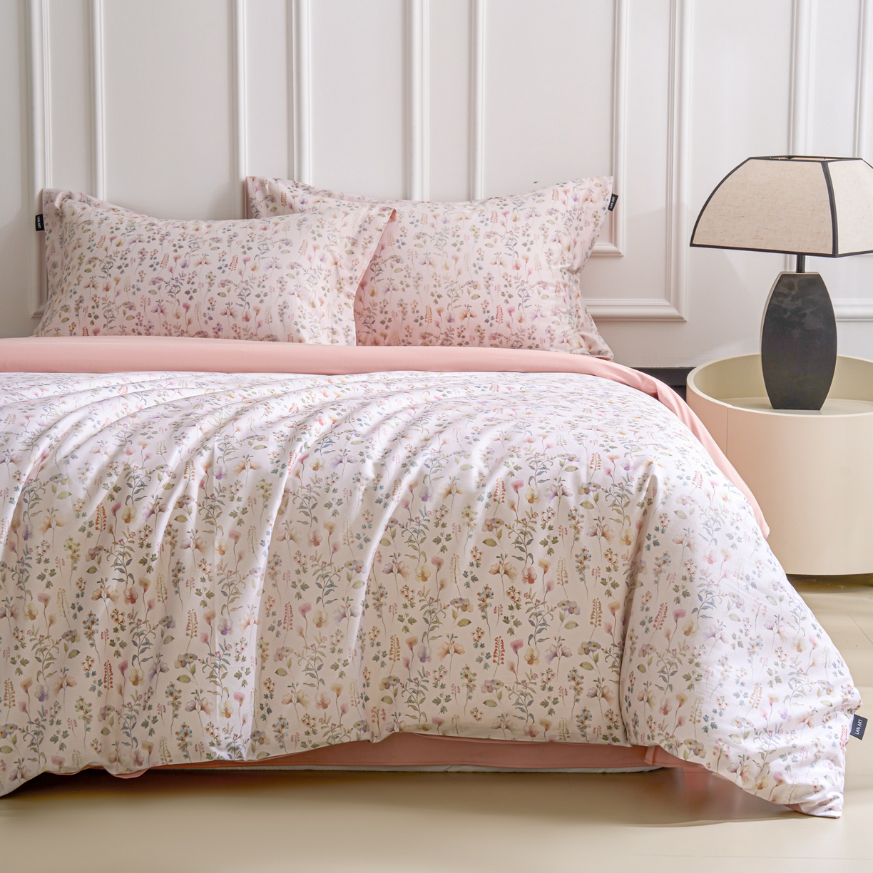 91家纺网 家纺一手货源 找家纺 洺兰家居 2025新款100支全棉新疆棉数码印花四件套长绒棉贴边床单床笠床上用品套件-专版（控价标准235加大255床笠245） 清漾 粉