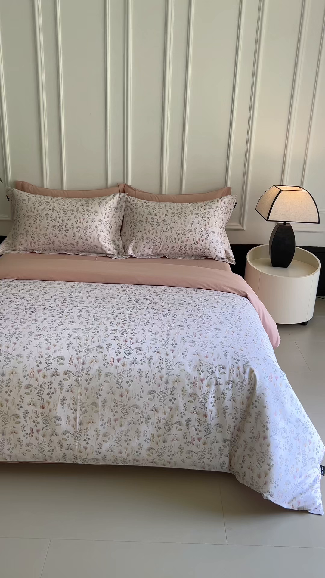 91家纺网 家纺一手货源 找家纺 洺兰家居 2025新款100支全棉新疆棉数码印花四件套长绒棉贴边床单床笠床上用品套件-专版（控价标准235加大255床笠245） 清漾 粉