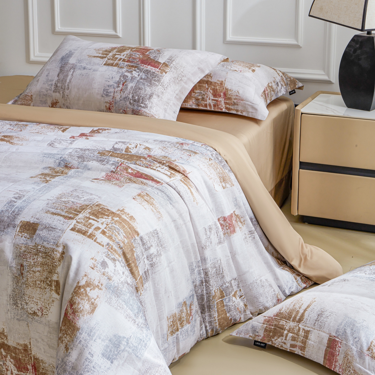 91家纺网 家纺一手货源 找家纺 洺兰家居 2025新款100支全棉新疆棉数码印花四件套长绒棉贴边床单床笠床上用品套件-专版（控价标准235加大255床笠245） 小城故事