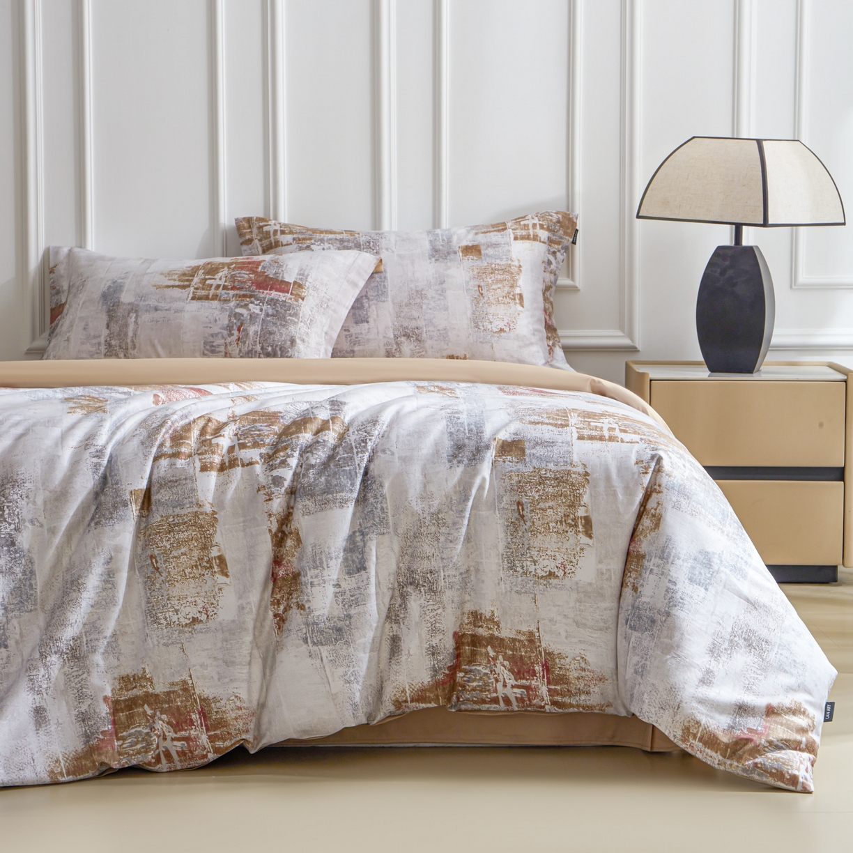 91家纺网 家纺一手货源 找家纺 洺兰家居 2025新款100支全棉新疆棉数码印花四件套长绒棉贴边床单床笠床上用品套件-专版（控价标准235加大255床笠245） 小城故事