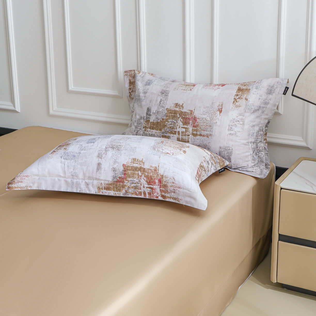 91家纺网 家纺一手货源 找家纺 洺兰家居 2025新款100支全棉新疆棉数码印花四件套长绒棉贴边床单床笠床上用品套件-专版（控价标准235加大255床笠245） 小城故事