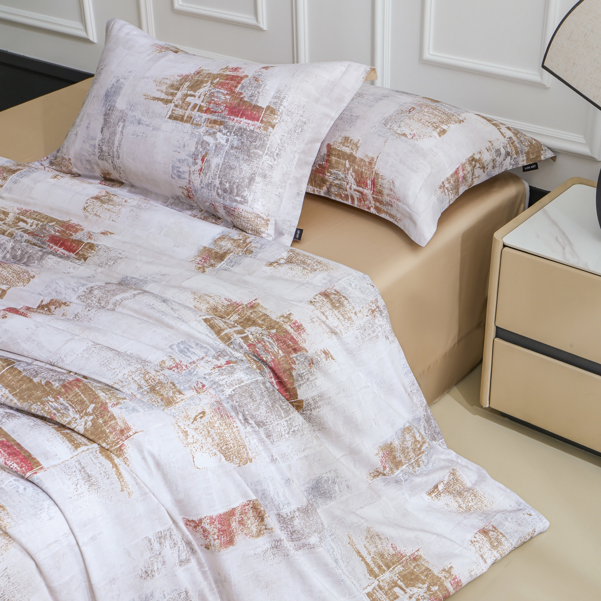 91家纺网 家纺一手货源 找家纺 洺兰家居 2025新款100支全棉新疆棉数码印花四件套长绒棉贴边床单床笠床上用品套件-专版（控价标准235加大255床笠245） 小城故事